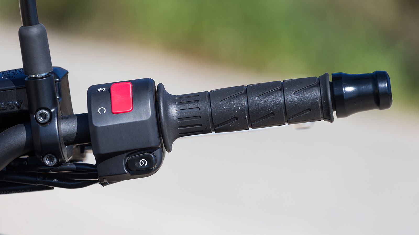 Οι διακόπτες ακολουθούν την «πεπατημένη», χωρίς πολλά χειριστήρια για τα ηλεκτρονικά του μοντέλου. 