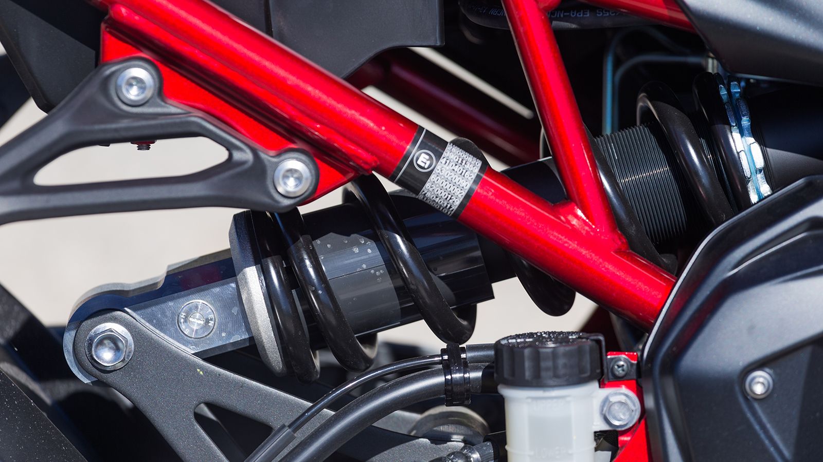 Το αμορτισέρ πίσω έχει οριζόντια διάταξη, κάνοντας φυσικά χρήση μοχλικού για την σύνδεση του με το ψαλίδι. 