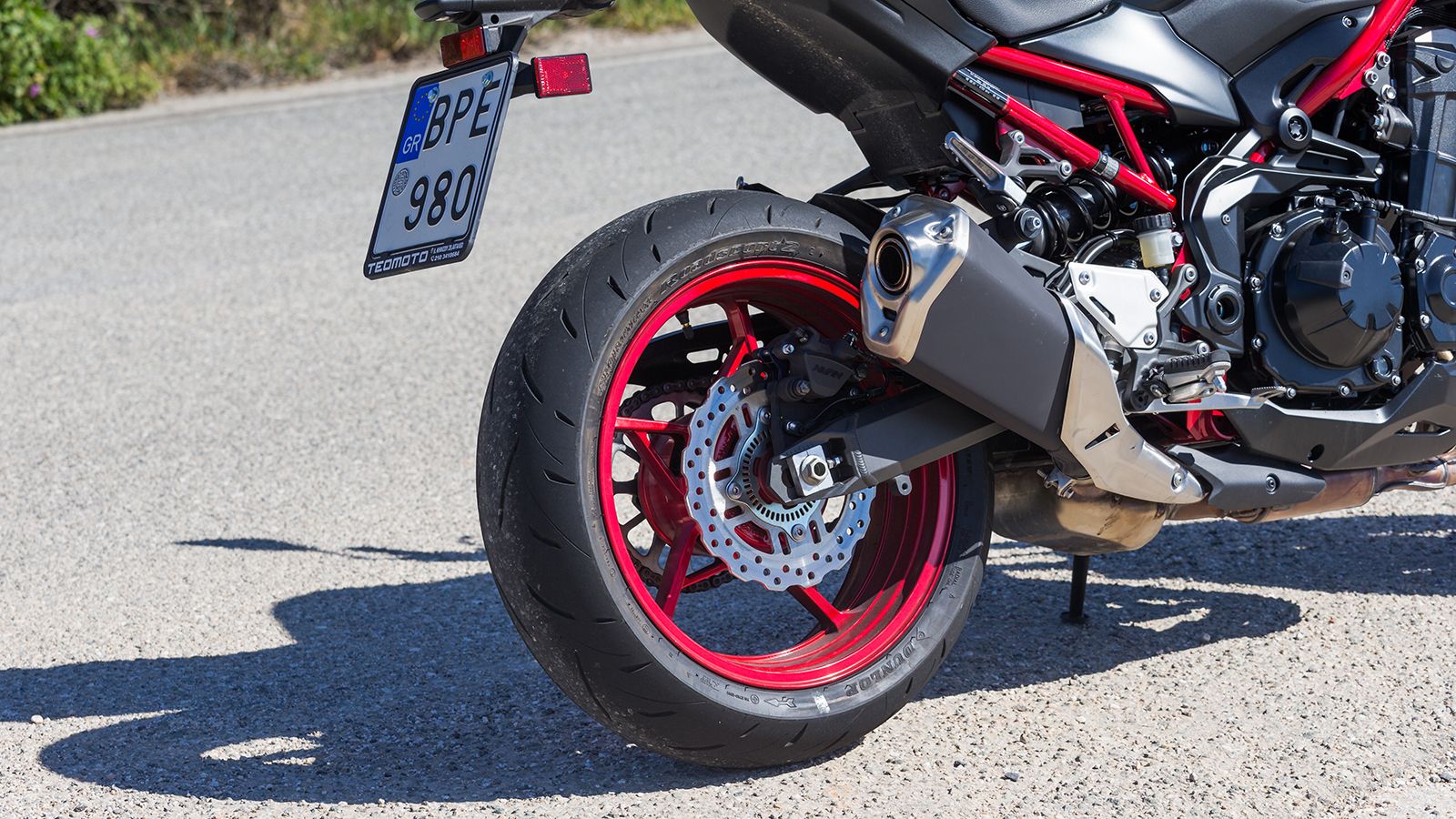 Καλή συμπεριφορά από τις αναρτήσεις, με το πιρούνι να είναι πιο «έτοιμο» για πίεση σε σπορ ρυθμούς. Αμορτισέρ και πιρούνι ρυθμίζονται, ενώ τα φρένα εί