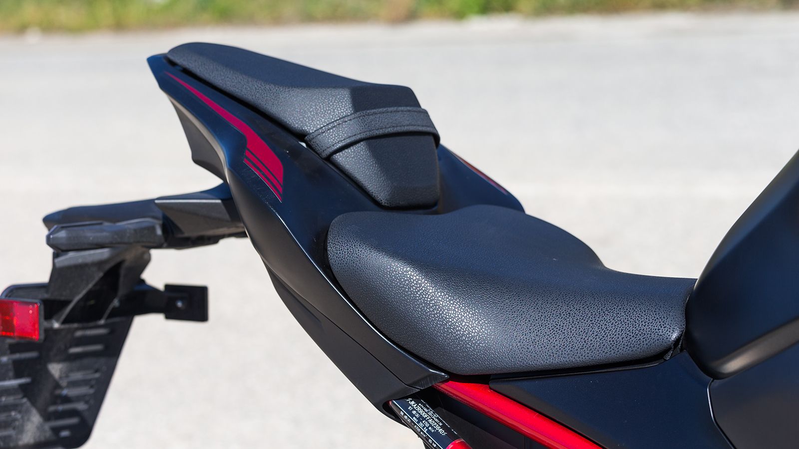 Ικανοποιητική στην άνεση η σέλα του αναβάτη για το πεδίο χρήσης του Ζ900, o συνεπιβάτης θα πρέπει να οπλιστεί με υπομονή. 