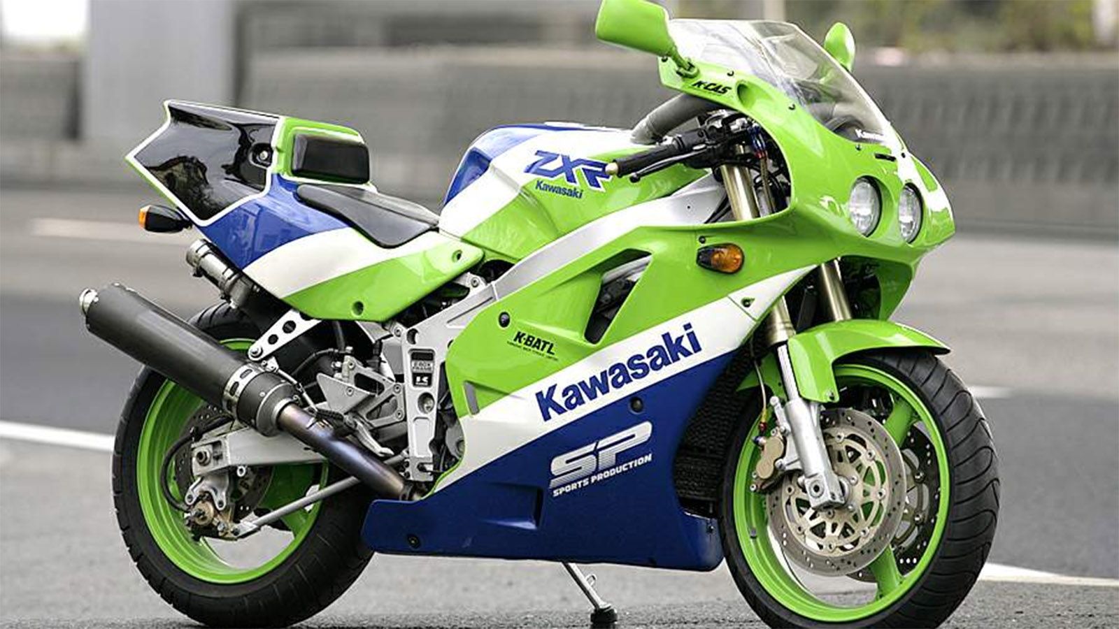 Πως θα σας φαινόταν αν επέστρεφε μια μοτοσυκλέτα σαν την Kawasaki ZXR400 του... ένδοξου παρελθόντος;