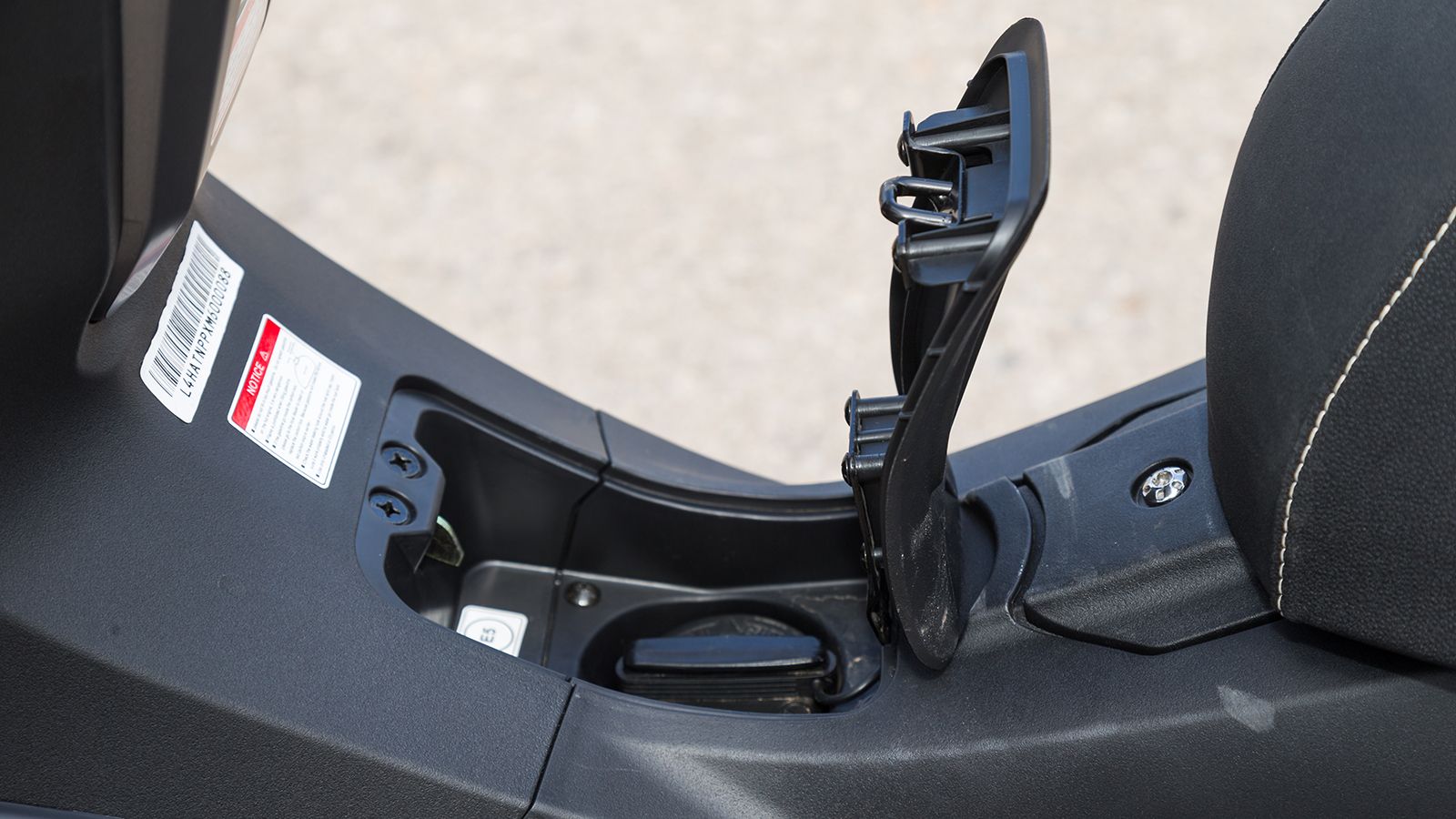 Τάπα ρεζερβουάρ: Vieste 125 και 300 εξοπλίζονται με σύστημα ανάφλεξης keyless, με έναν ασύρματο πομπό να αντικαθιστά το κλειδί και έναν ηλεκτρονικό κε