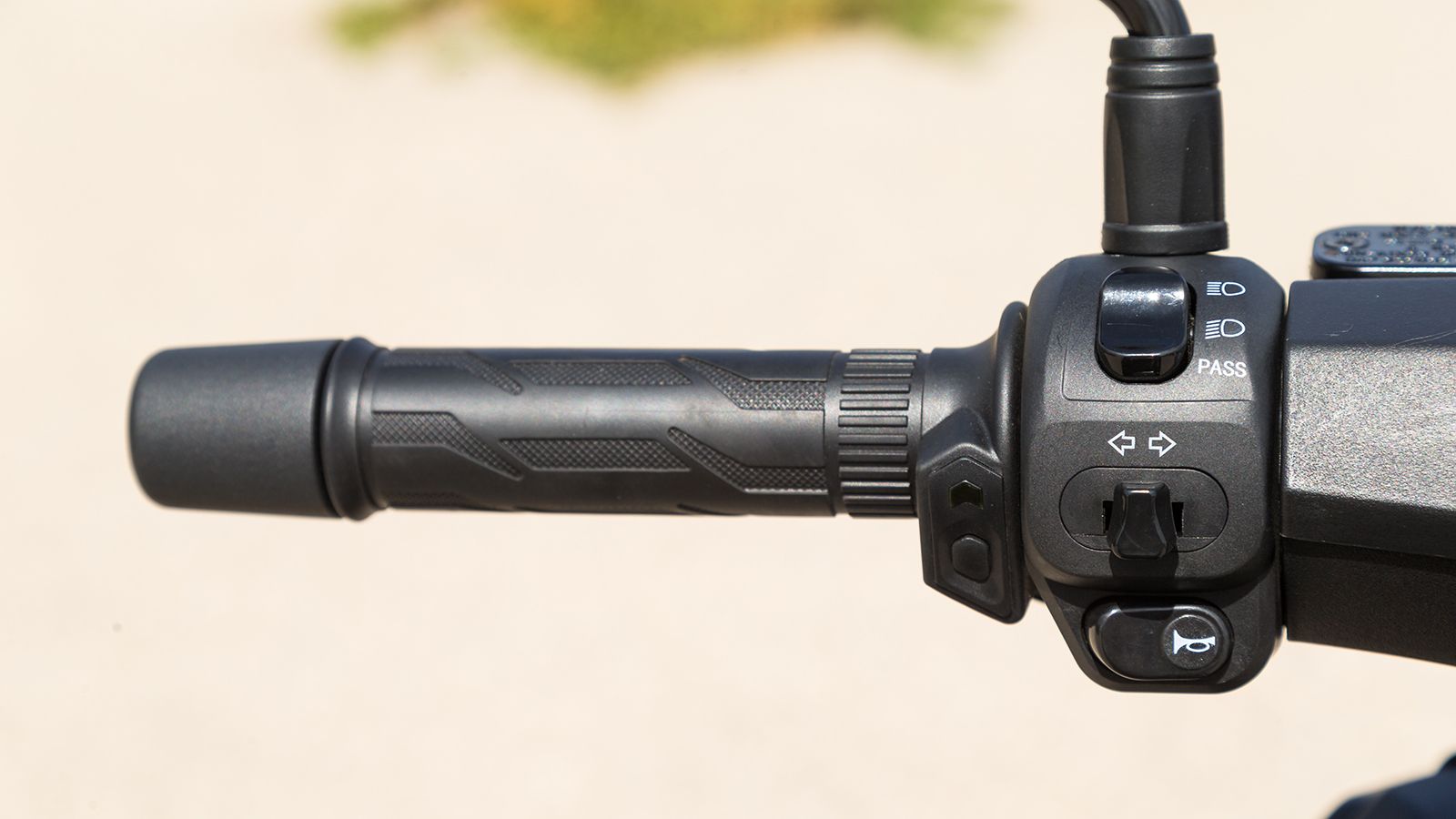 Διακόπτες: Γνώριμη η διάταξη των διακοπτών, ενώ το 300αρι είναι το μοναδικό στην κατηγορία που διαθέτει θερμαινόμενα γκριπ 4 επιπέδων!