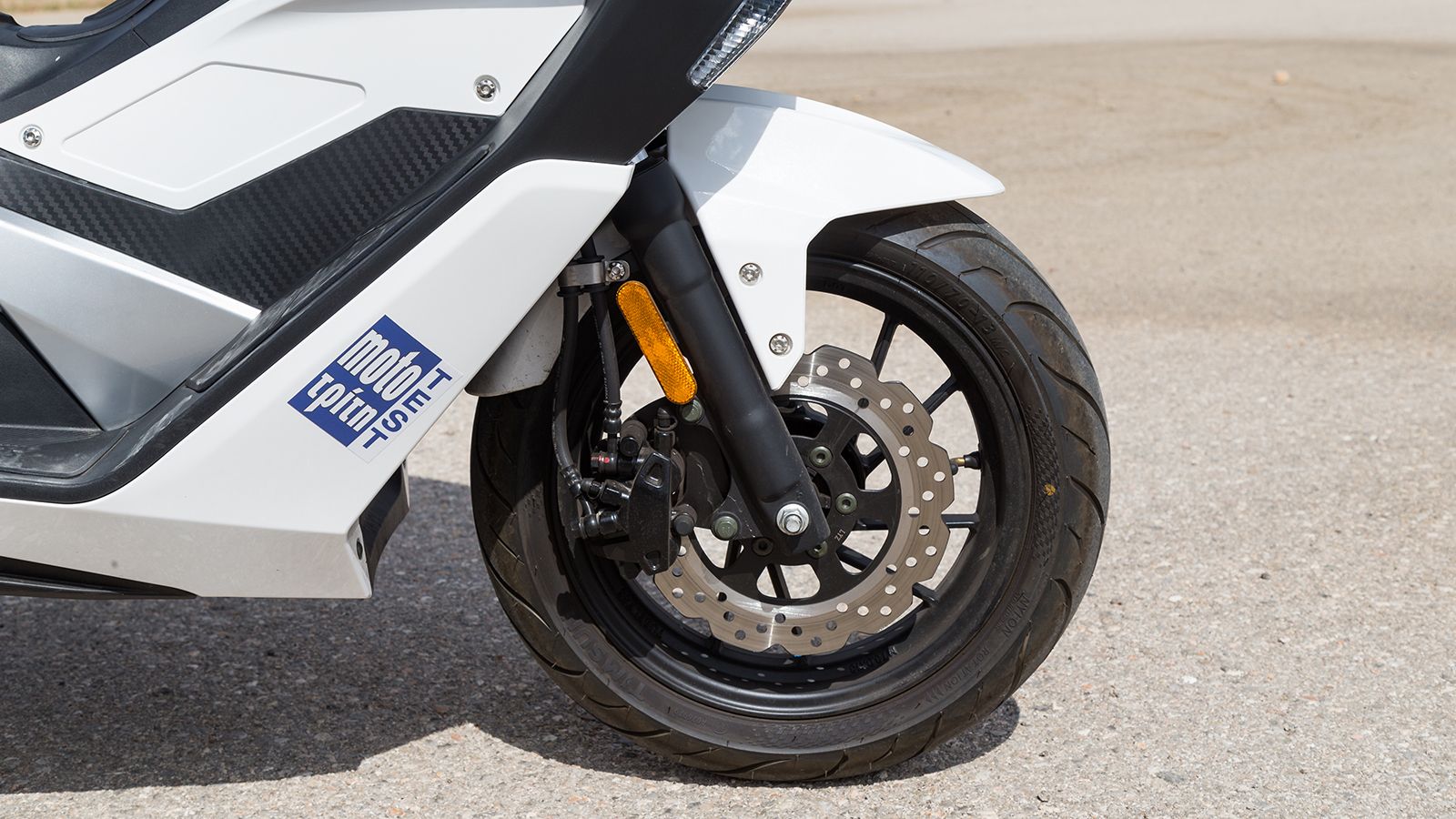 Πιρούνι φρένα Vieste 125: Aρτια εξοπλισμένα τα δύο αδερφάκια με τηλεσκοπικό πιρούνι, δίσκο τύπου μαργαρίτα 240 χιλιοστών και συνδυασμένη πέδηση CBS γι