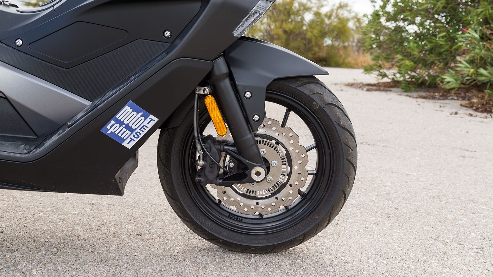 Πιρούνι φρένα Vieste 300: Tο 300αρι να προχωράει ένα βήμα παραπέρα με τηλεσκοπικό πιρούνι μεγαλύτερη διαδρομής της KYB, δισκόφρενο μαργαρίτα διαμέτρου