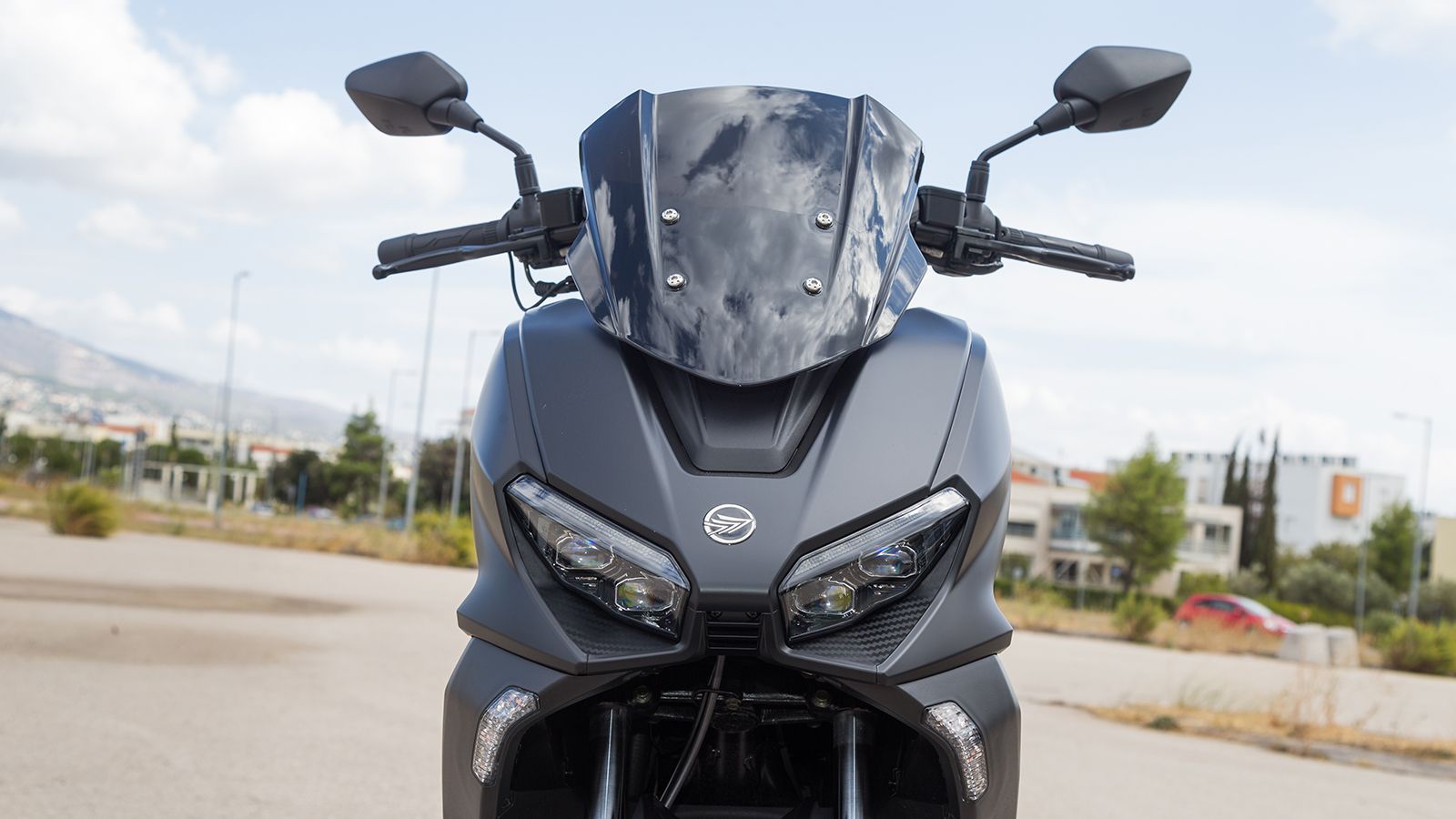 Εμπρός προβολέας: Ουσιαστικά πανομοιότυπα σε εμφάνιση τα δύο Vieste. 