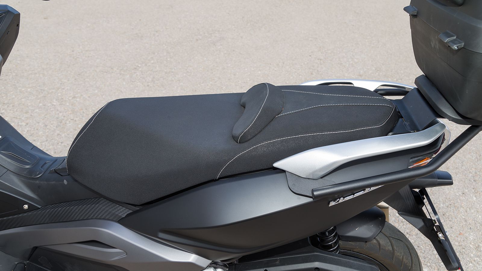 Σέλα: Η σέλα έχει ύψος 770 χιλιοστά και αφήνει και τα δύο πόδια να πατήσουν με ευκολία στο έδαφος παρά την ύπαρξη του μεγάλου κεντρικού τούνελ. Το γέμ