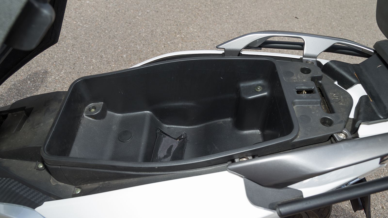 Αποθηκευτικός χώρος: Ο αποθηκευτικός χώρος κάτω από τη σέλα θα χωρέσει ένα jet κράνος μαζί με διάφορα αντικείμενα, αλλά υστερεί σε σχέση με άλλα scoot