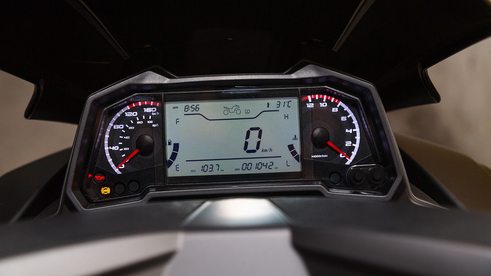 Όργανα:  Ο μεγάλος πίνακας οργάνων συνδυάζει αναλογικού τύπου ενδείξεις σε στροφόμετρο και ταχύμετρο, με μια μεγάλη LCD οθόνη 4,3 ιντσών πολλαπλών ενδ