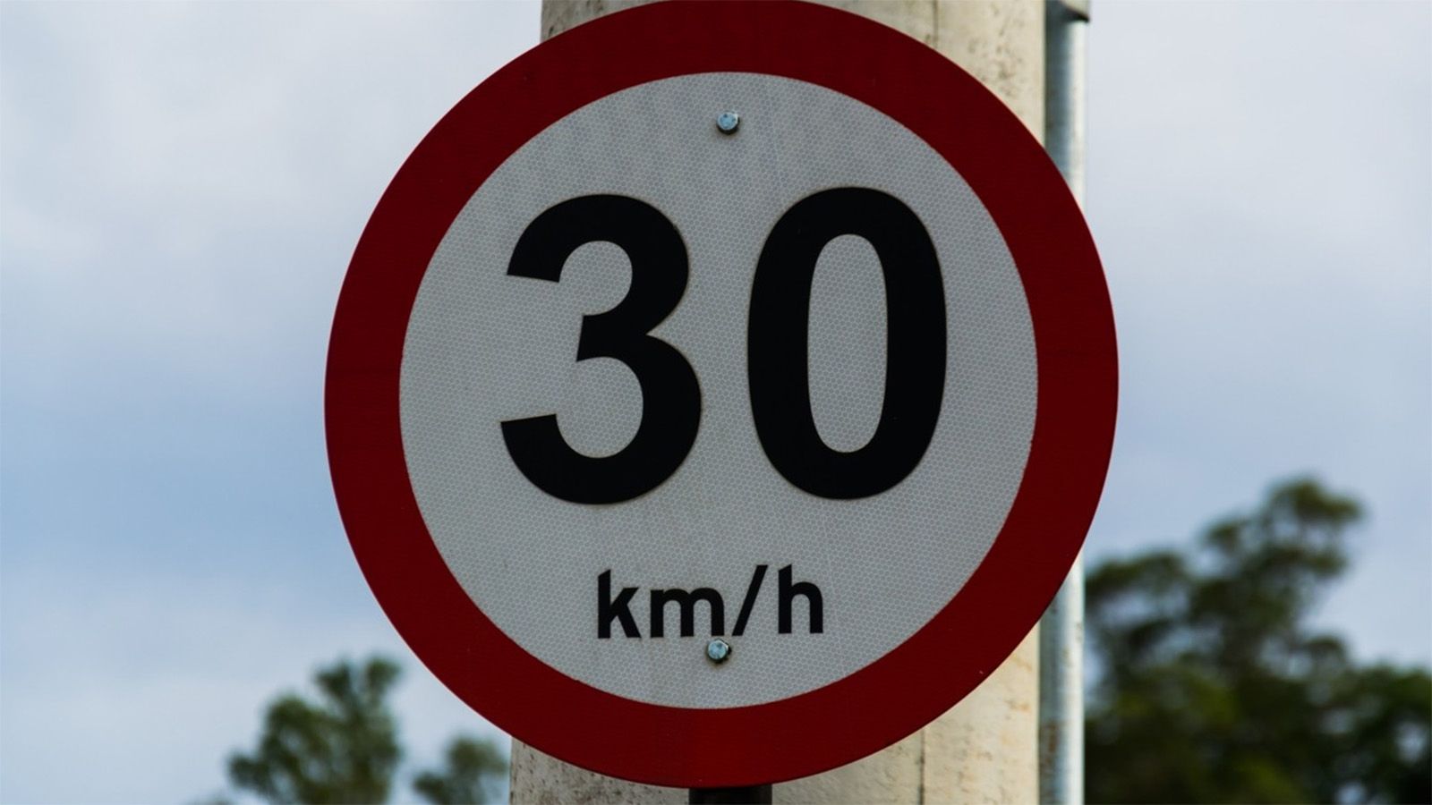 Από την 1η Ιανουαρίου 2026, το γενικό όριο ταχύτητας στις κατοικημένες περιοχές μειώνεται στα 30 χλμ./ώρα, φέρνοντας σημαντικές αλλαγές στην καθημεριν