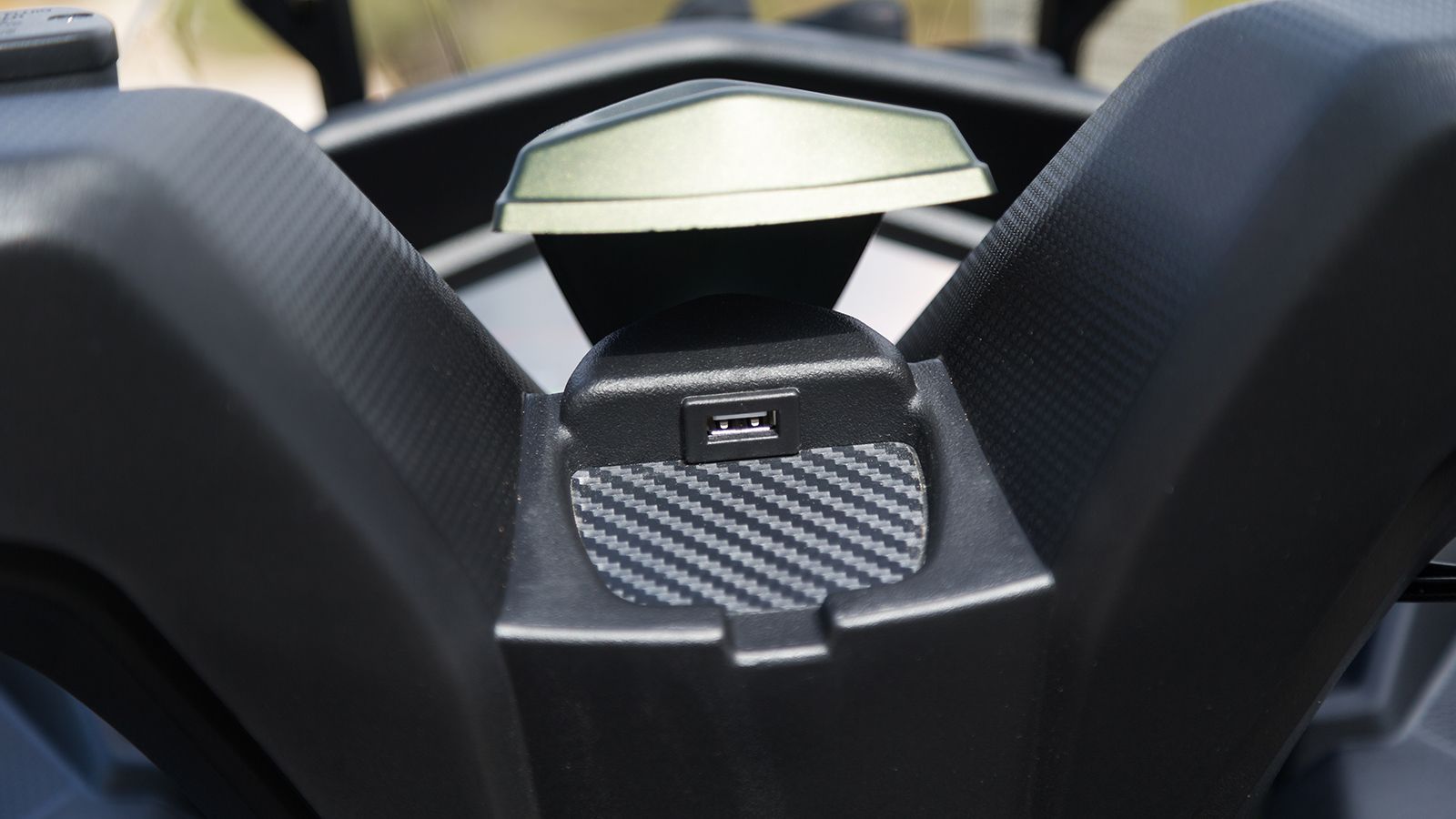 Η παροχή ρεύματος USB στο κέντρο του τιμονιού. 