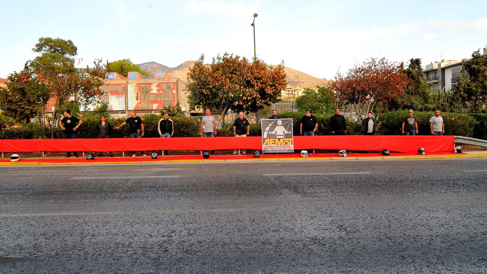 Φωτογραφίες από την δράση της ΛΕΜΟΤ στην Λεωφόρο Βουλιαγμένης, διαμαρτυρόμενη για τις επικίνδυνες μπαριέρες.