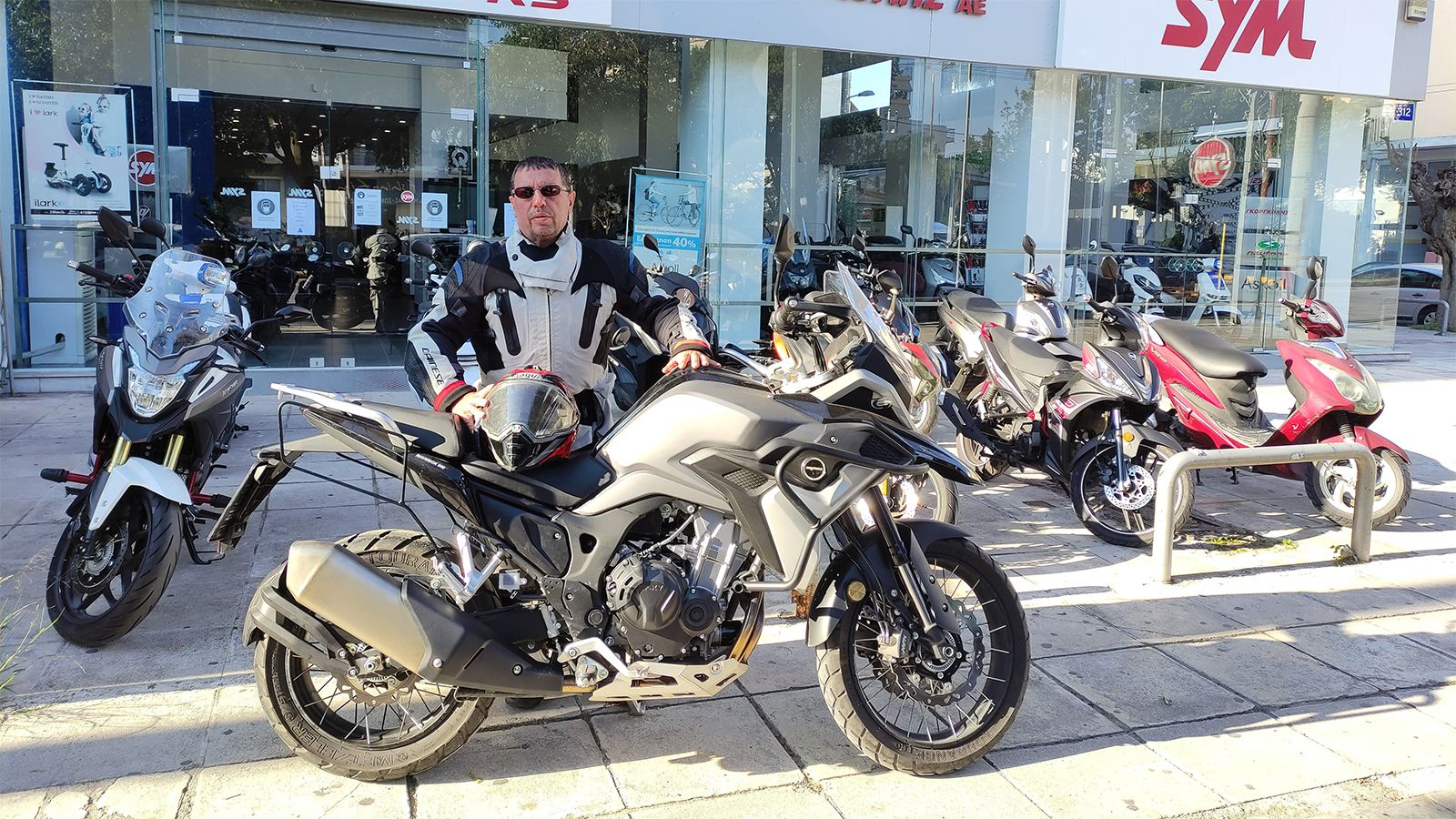 Ο Κωνσταντίνος Μητσάκης με την Daytona Maverick 500.