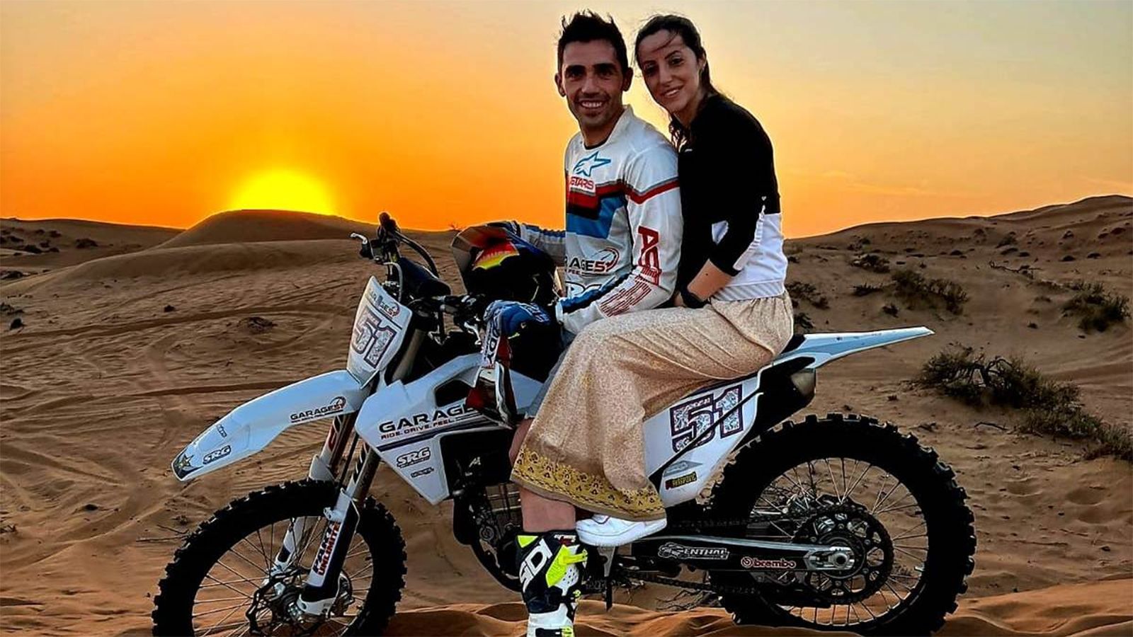 O Michele Pirro με την σύζυγο του, σε φωτογραφικό ενσταντανέ στην έρημο.