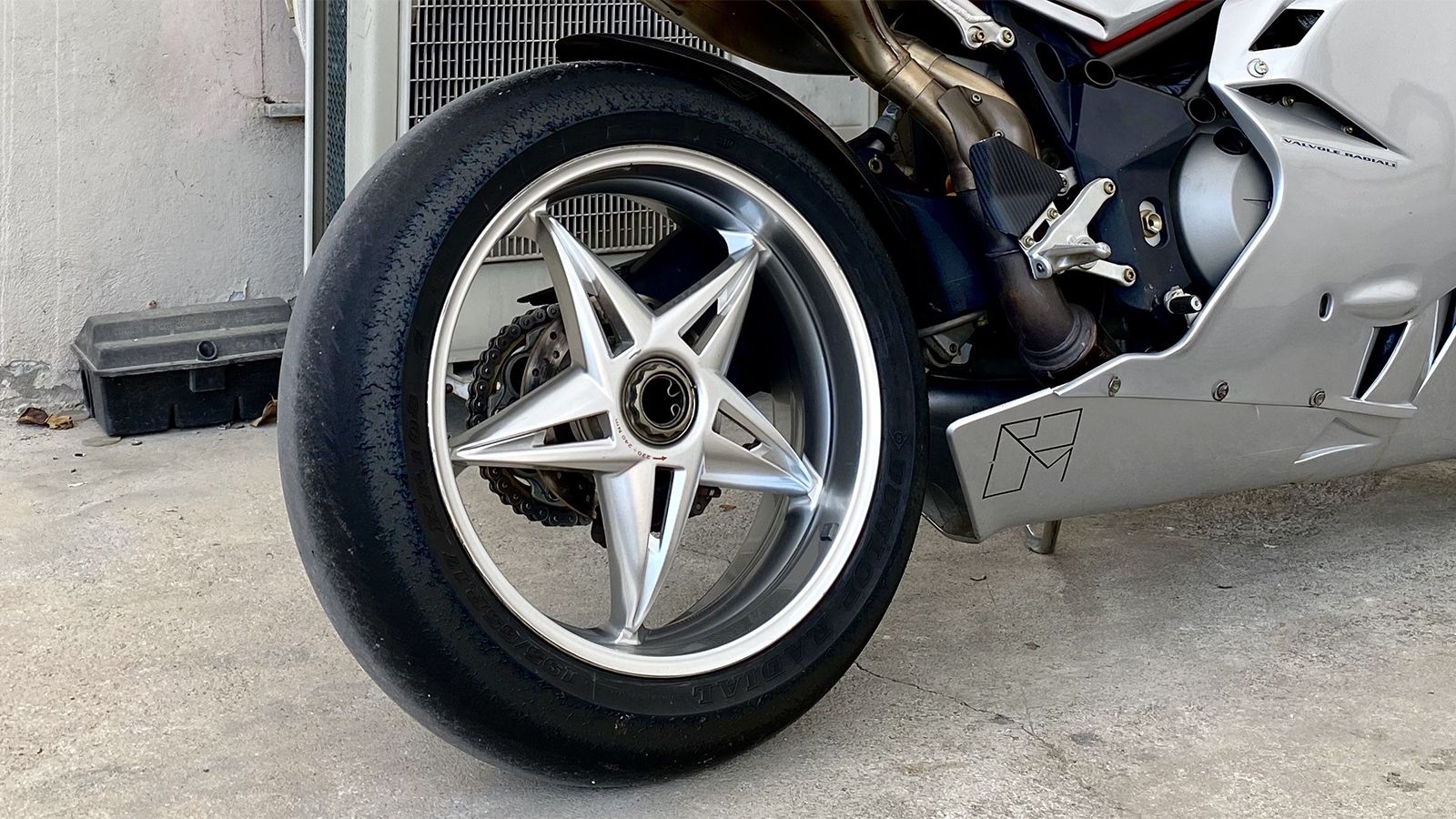 Ο πίσω τροχός και το μονόμπρατσο ψαλίδι, σε μία MV Agusta F4.