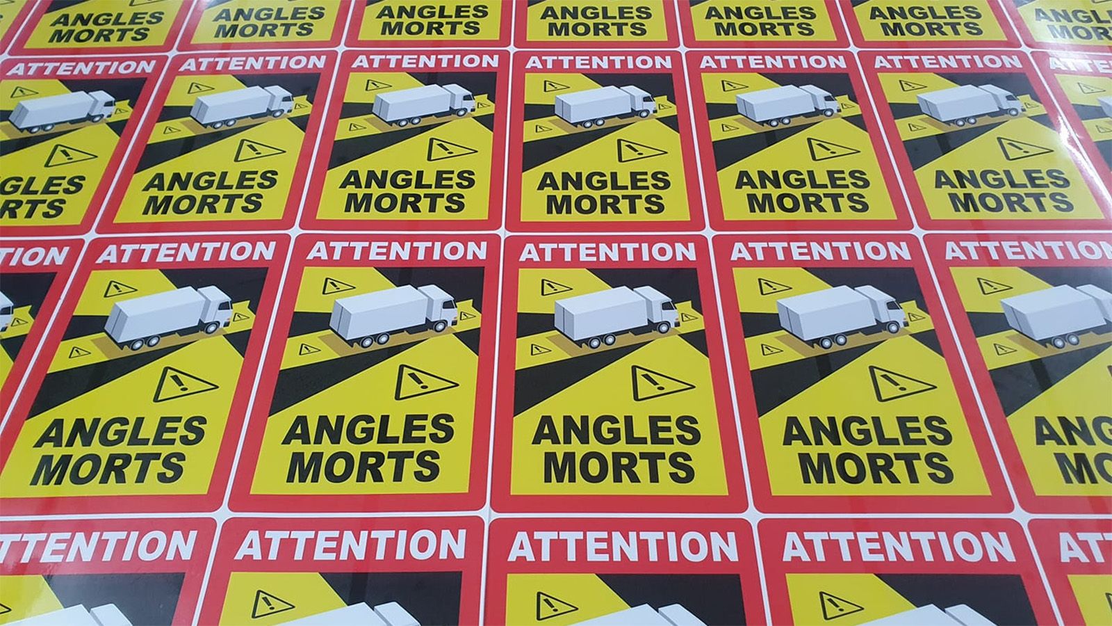 Κάπως έτσι είναι το σήμα προειδοποίησης για νεκρές γωνίες, που είναι υποχρεωτικό στην Γαλλία.