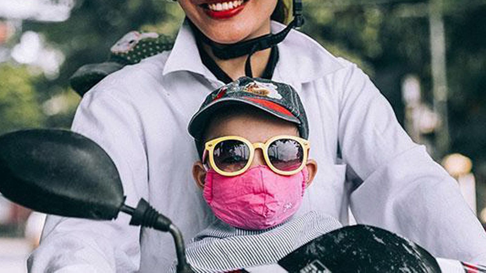 Εσύ θα έβαζες το 5χρονο παιδί σου πάνω σε μοτοσυκλέτα;