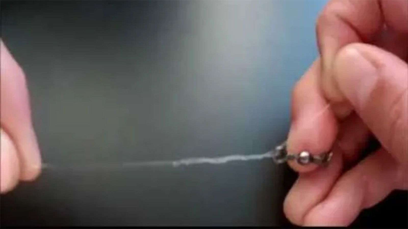 Ωραιόκαστρο: Επικίνδυνοι άγνωστοι τέντωσαν πετονιά σε δρόμο