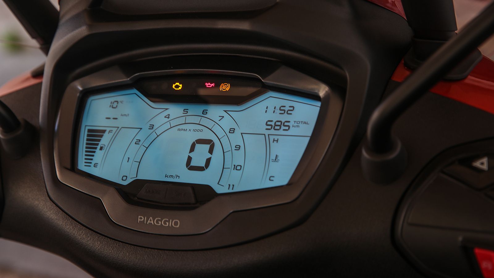 Μια νέα εποχή για το Beverly, αφού η πληρέστατη οθόνη LCD αντικαθιστά τα αναλογικά όργανα, ενώ συνδυάζεται και με δυνατότητες συνδεσιμότητας με smartp