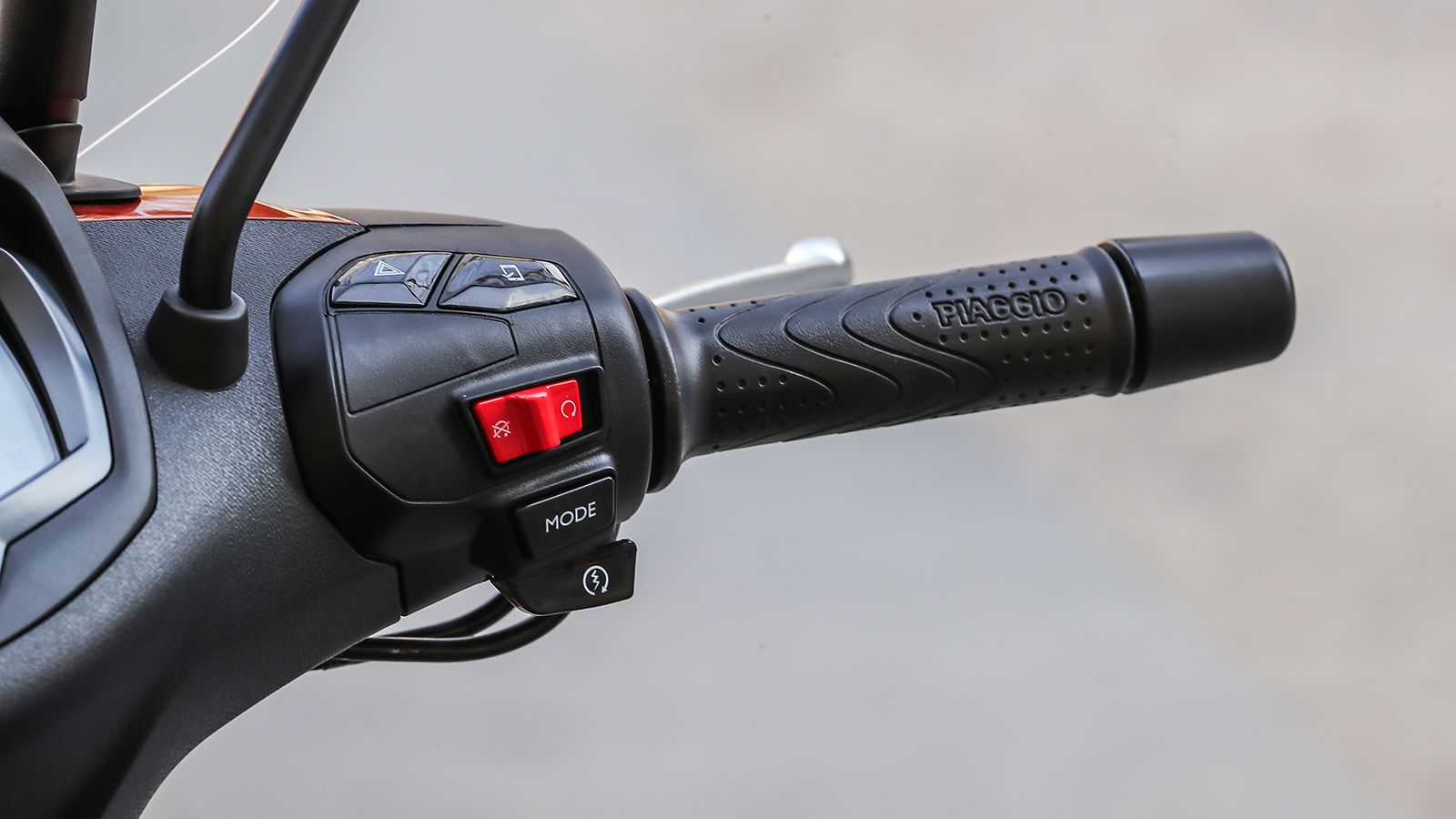 Η νέα διάταξη των διακοπτών στο τιμόνι δεν αποκλίνει σημαντικά από τα εργονομικά στάνταρ, αλλά φαίνεται πιο μοντέρνα. Συνήθεια θέλει ο διακόπτης του σ