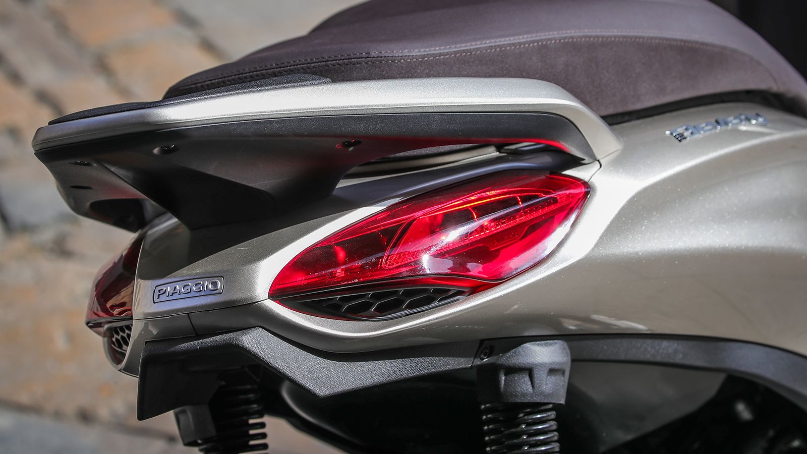 Επίσης πλήρως νέο, το πίσω μέρος με τα διπλά φωτιστικά σώματα. 