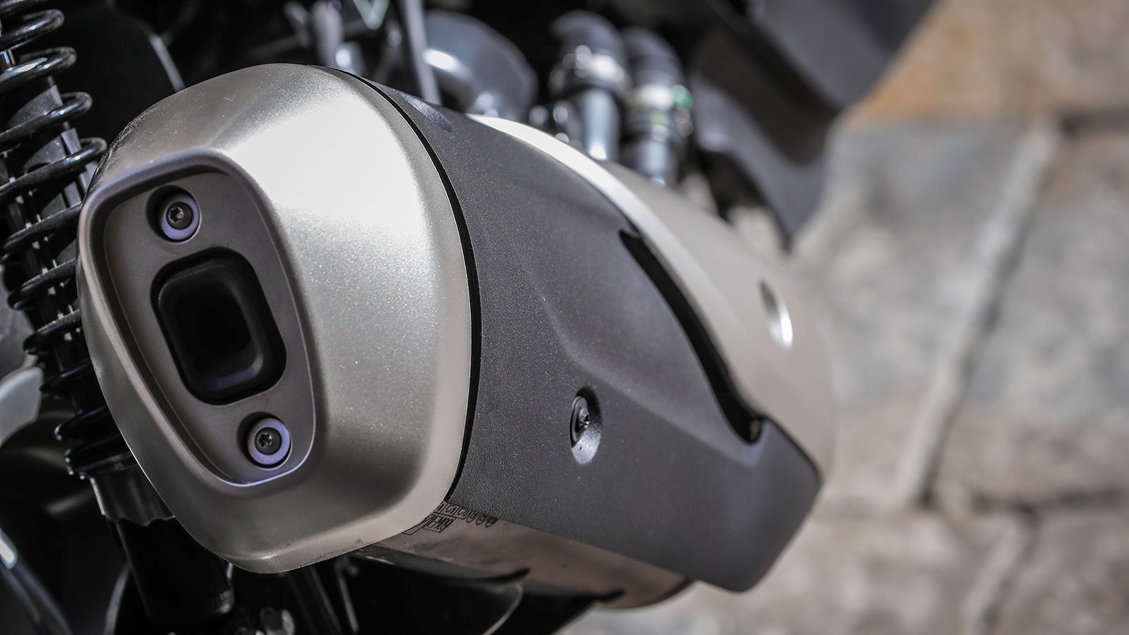 Η νέα εμφάνιση της εξάτμισης του μοντέλου των 300 κυβικών. 