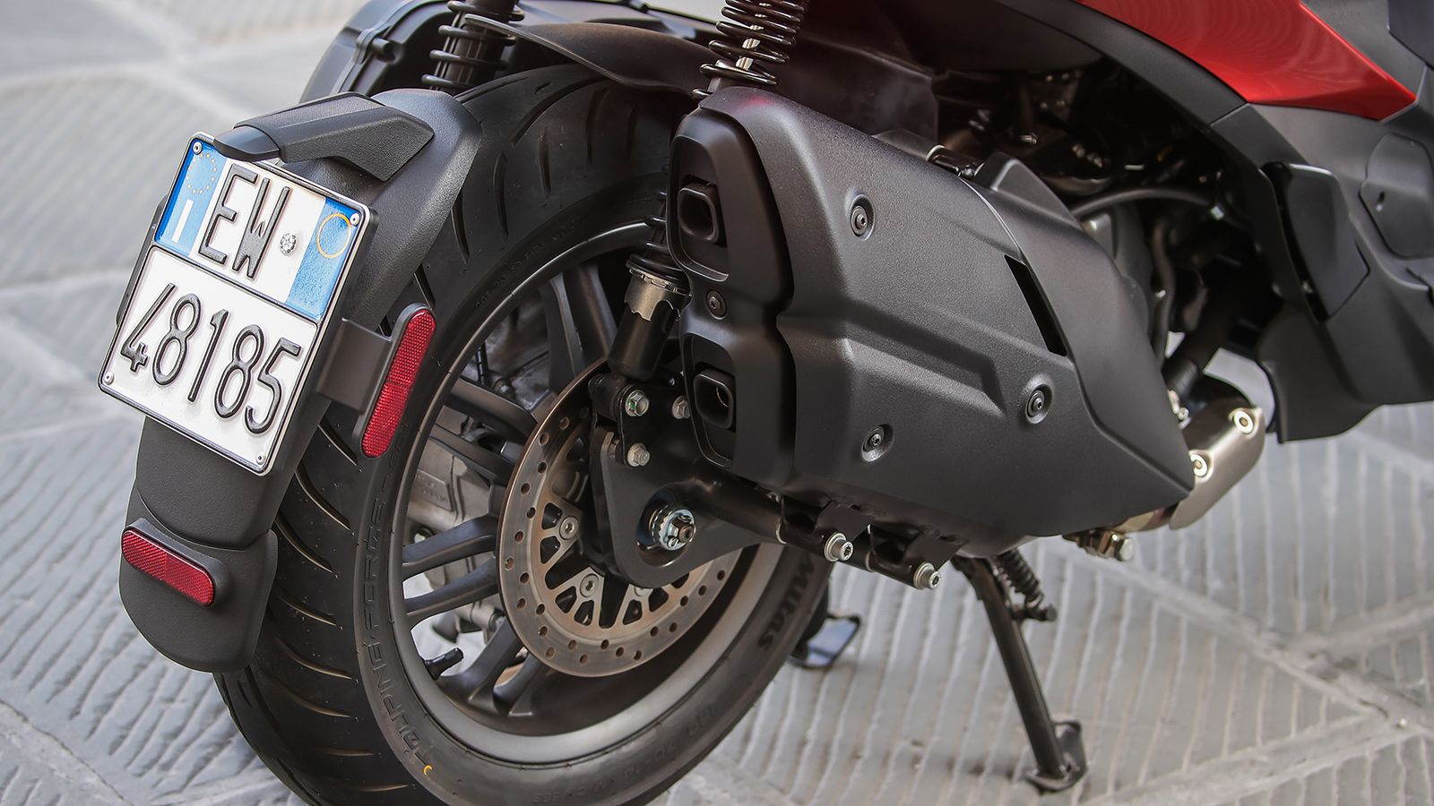 Η εξάτμιση του Beverly 400 δεν έχει μία, αλλά δύο απολήξεις. 