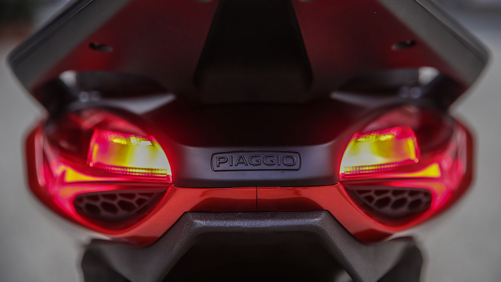 Επίσης πλήρως νέο, το πίσω μέρος με τα διπλά φωτιστικά σώματα. 