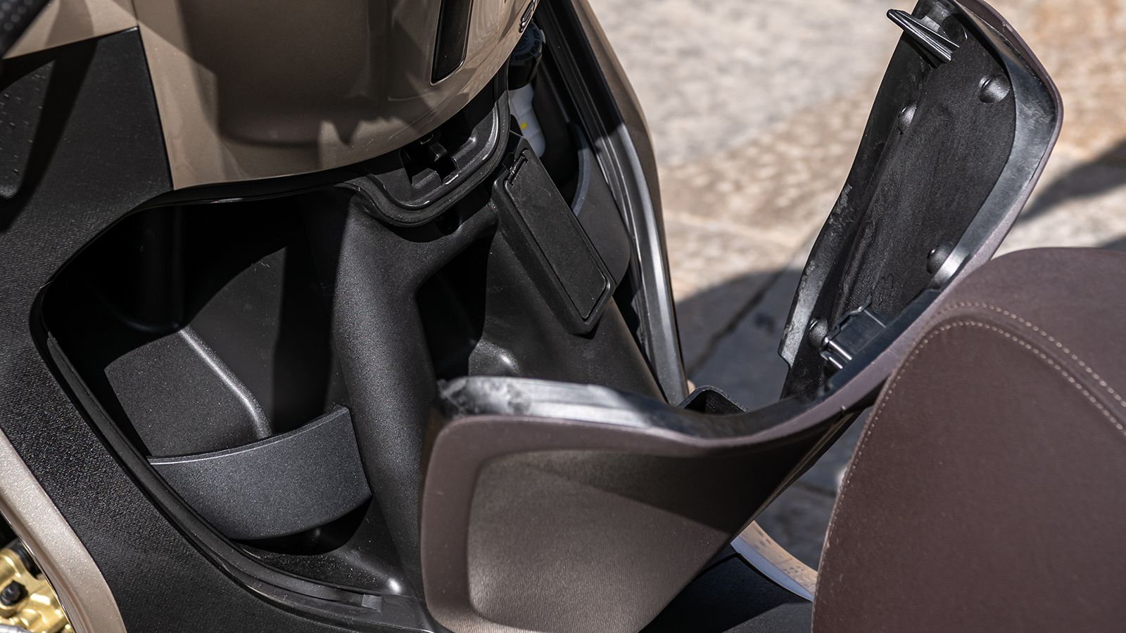 Ιδού το ντουλαπάκι από μέσα: Ο χώρος του επαρκεί για τοποθέτηση μικροαντικειμένων όπως το κινητό, με εύκολη και άμεση πρόσβαση. 