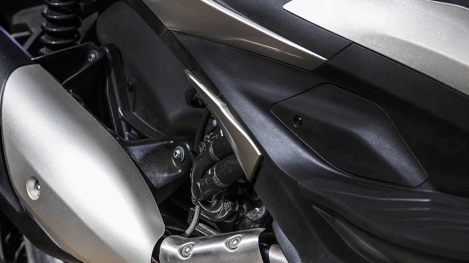 Τα μαρσπιέ συνεπιβάτη είναι νέα. Η προεξοχή στο πάνω μέρος τους, επιτρέπει το ευκολότερο άνοιγμα τους με το πόδι. 