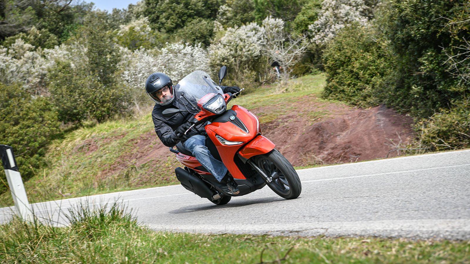 Το μοντέλο των 400 κυβικών χαρίζει μια σπορ χροιά στην εκτός πόλης εξερεύνηση. 