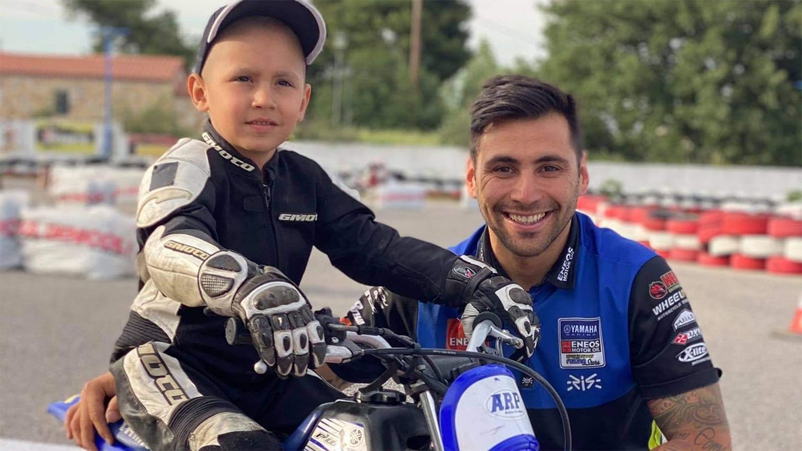 O Λευτέρης Πίππος σε φωτογραφία με τον μικρό Γιάννη.