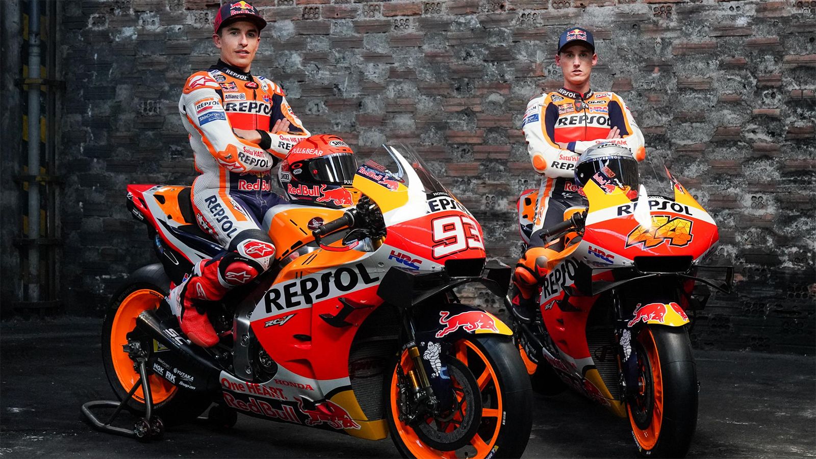 Οι Marc Marquez και Pol Espargaro, στις αγωνιστικές τους μοτοσυκλέτες.