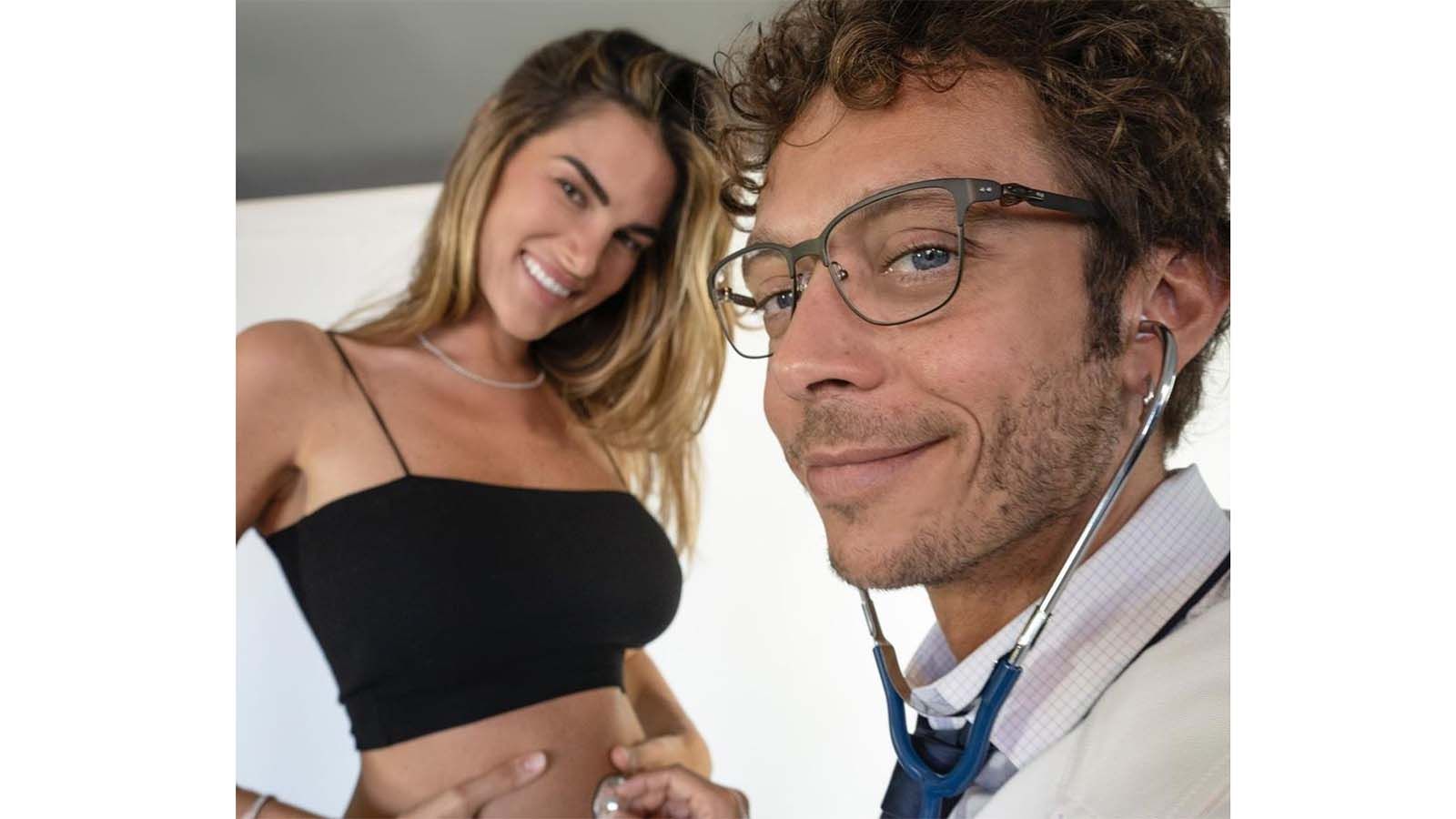 Μία από τις φωτογραφίες του Valentino Rossi και της Francesca Sofia Novello, από την ανακοίνωση της είδησης της εγκυμοσύνης.