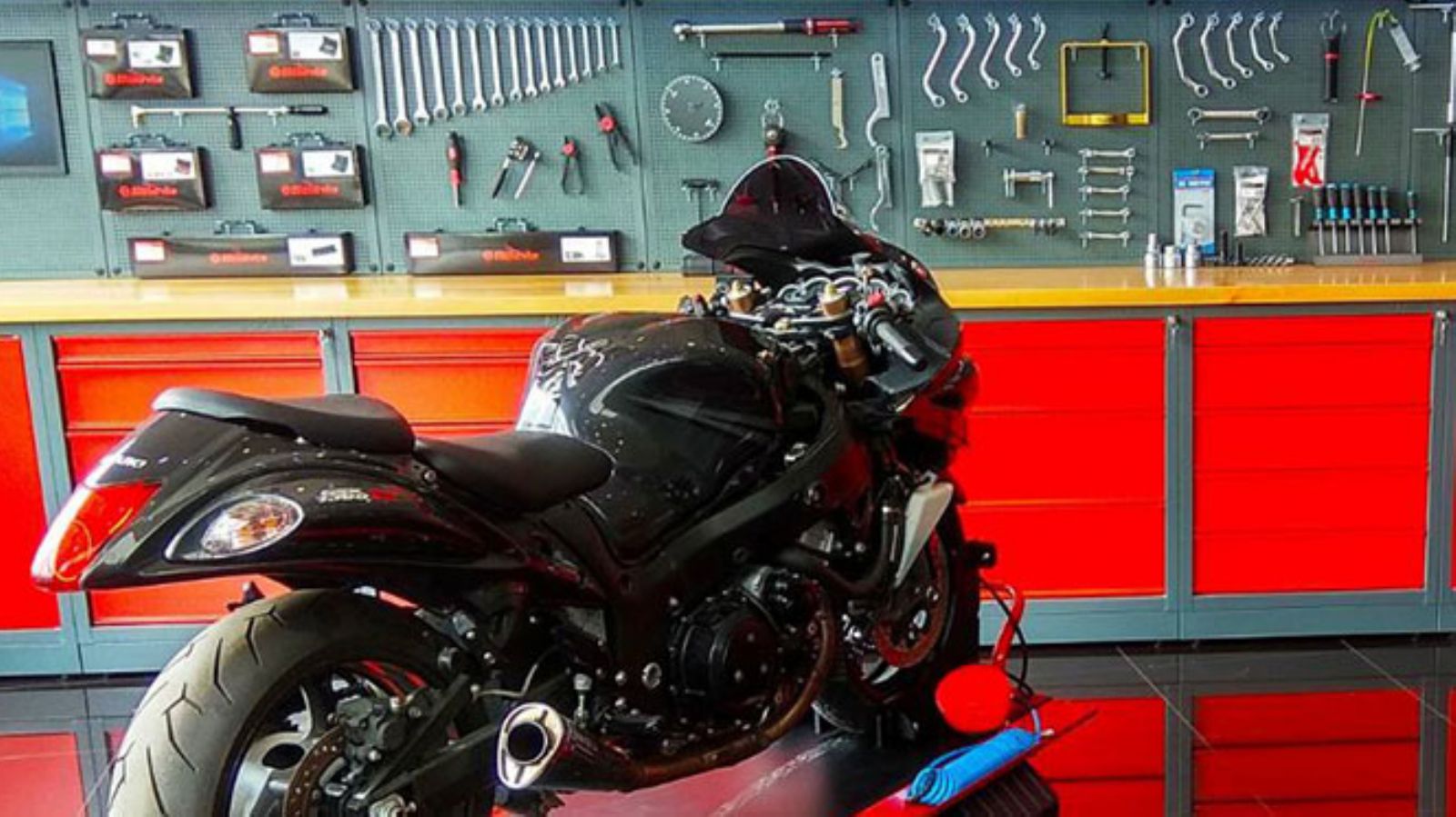 Συνεργεία μοτοσυκλέτας στην Αττική