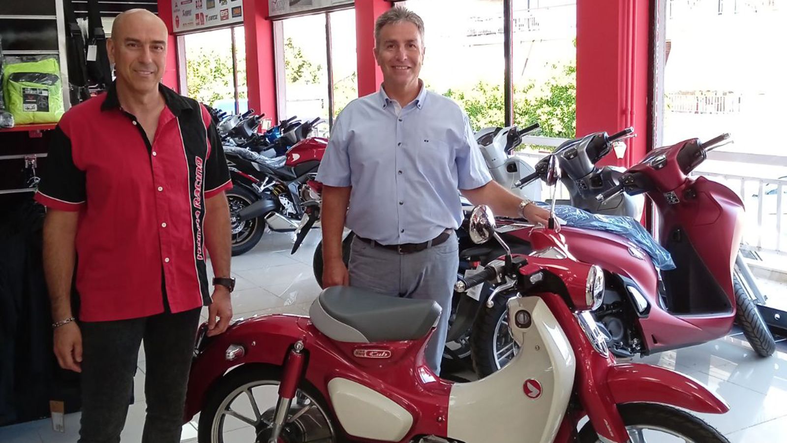 Ο νικητής κ. Παπγής Ιωάννης σε πρώτο πλάνο, κατά την στιγμή της παραλαβής του Super Cub από το κατάστημα Promoto Ginossatis.