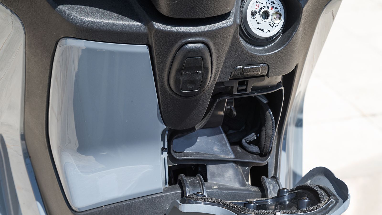 Το ντουλαπάκι ποδιάς του HD 300. Διακρίνεται και ο κεντρικός διακόπτης. 