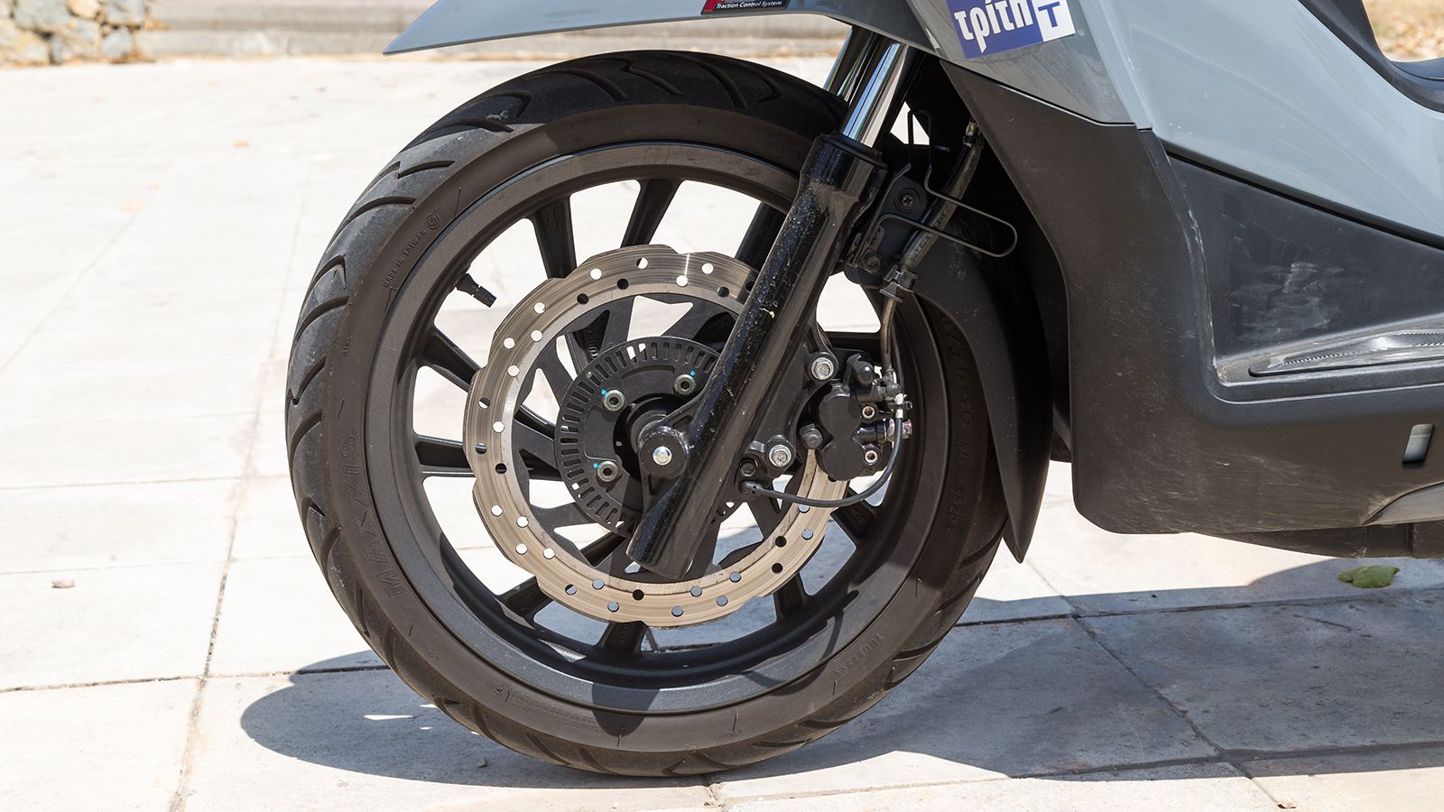 Το HD 300 είναι εφοδιασμένο με δίσκο 288 χιλιοστών τύπου μαργαρίτα  μπροστά και 260 χιλιοστών πίσω, με διπίστονες δαγκάνες και σωληνάκια υψηλής πίεσης