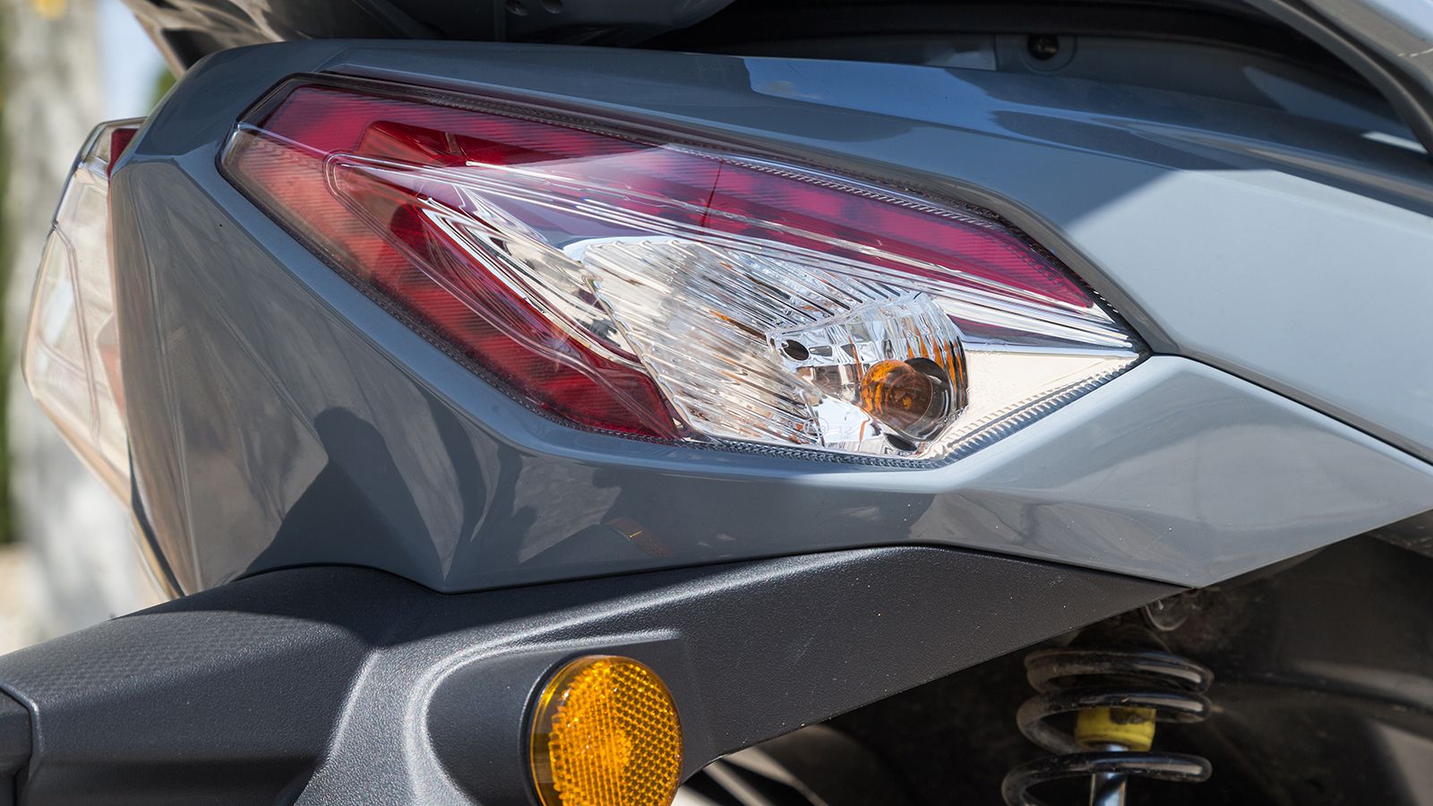 Τα αιχμηρά πίσω φωτιστικά σώματα του HD 300 παραμένουν όμοια. 