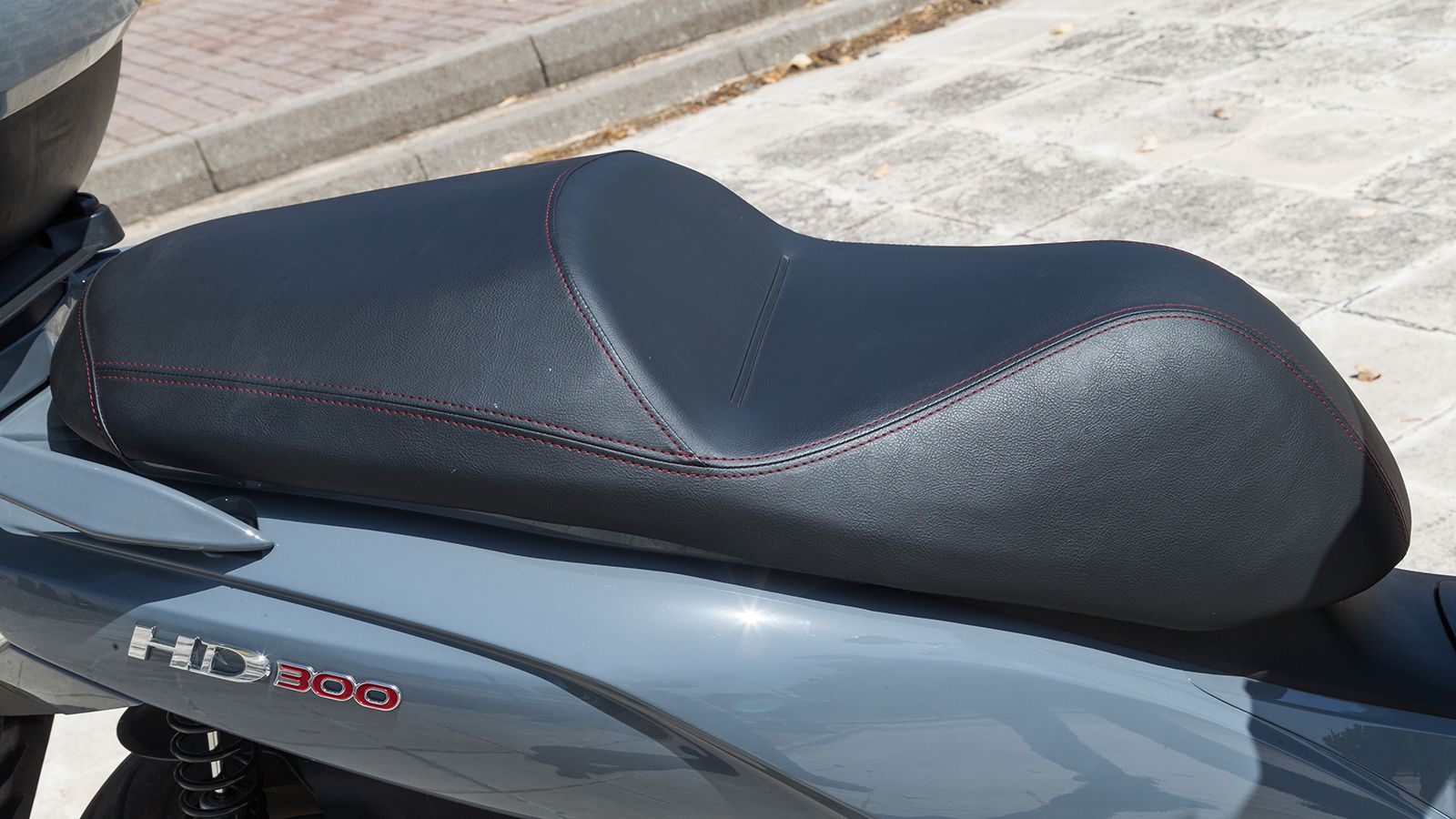 Η σέλα του HD 300 είναι άνετη, με σωστό γέμισμα και εργονομία, με το ύψος των 805 χιλιοστά επιτρέπει την εύκολη πρόσβαση στο δρόμο.