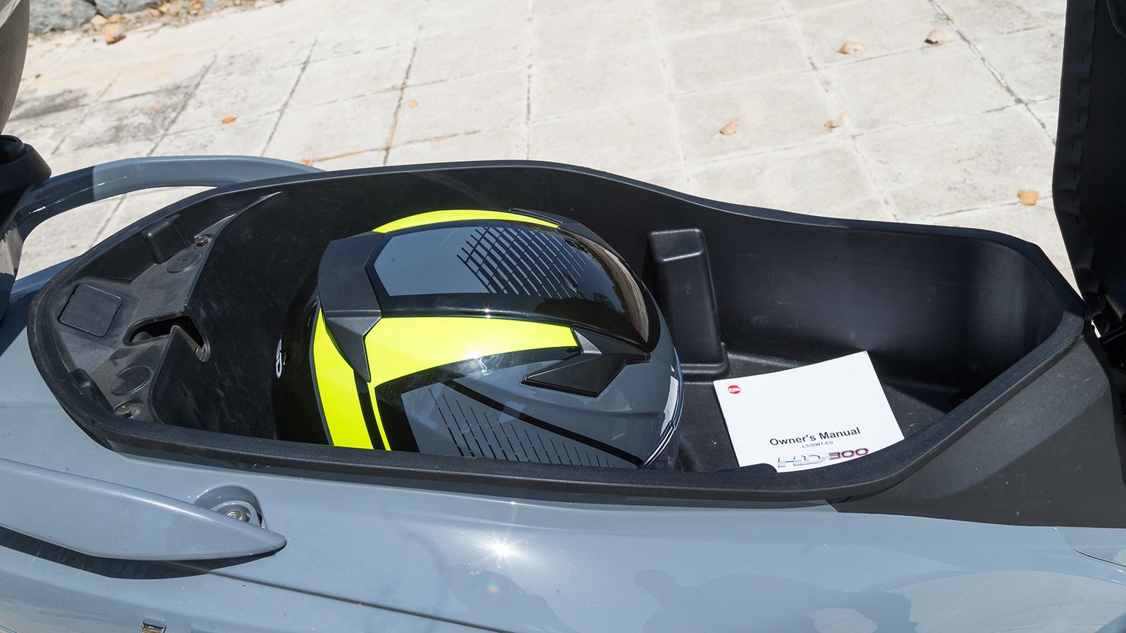 Οι χώροι του HD 300 είναι κορυφαίοι  για την κατηγορία του με 38 λίτρα διαθέσιμα κάτω από τη σέλα. 