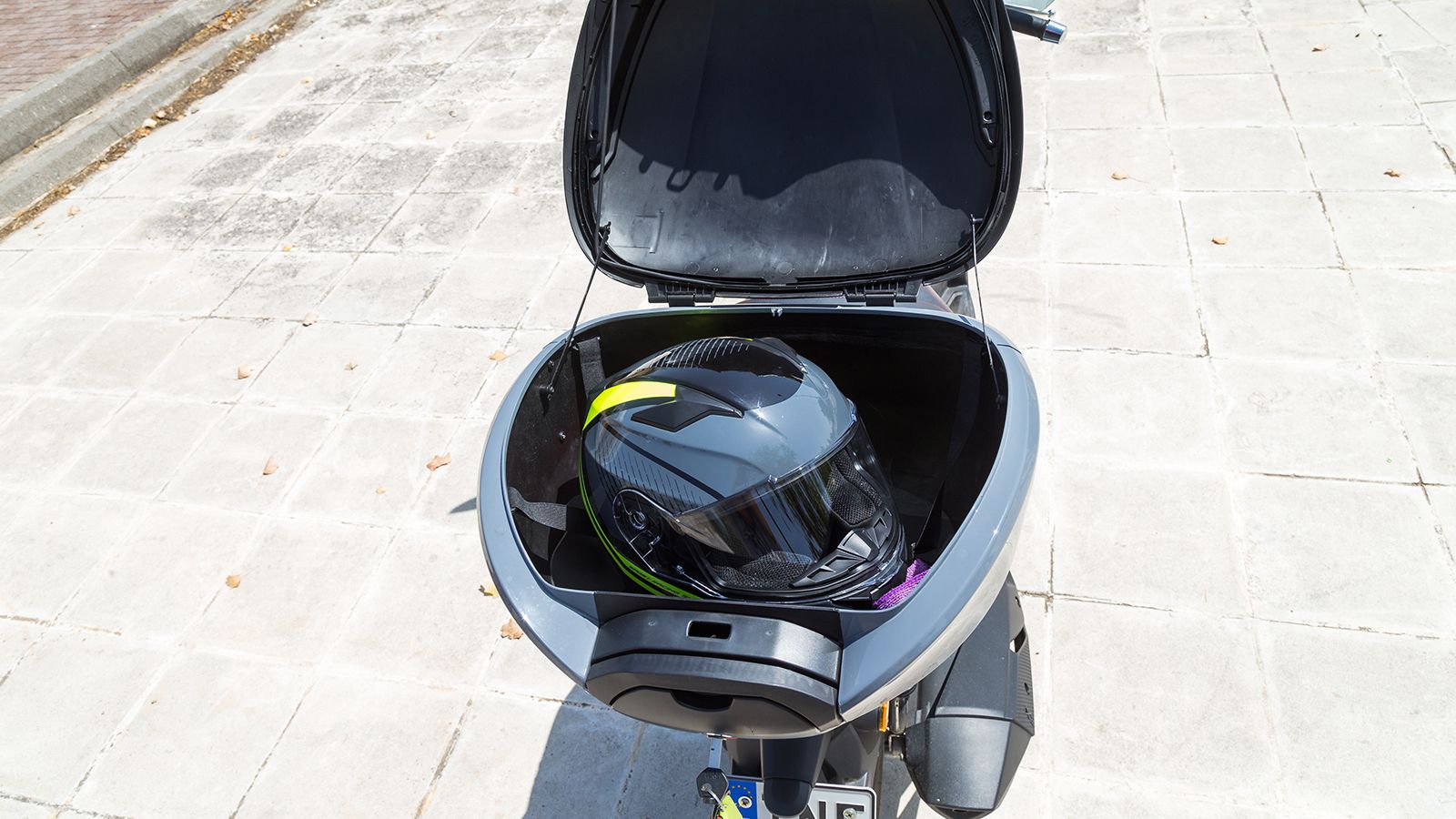 Αν προσθέσεις και τα 40 λίτρα του top box, τότε η χωρητικότητα εκτοξεύεται στα 78 λίτρα.