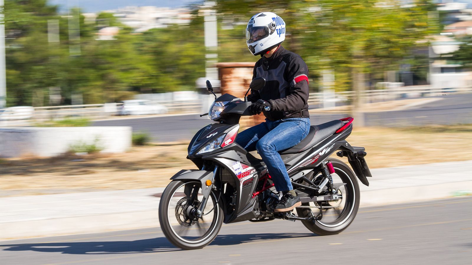 Το SYM VF 125 τοποθετείται στην καρδιά της καθημερινής μετακίνησης, με επίκεντρο την οικονομία και τη λειτουργικότητα.