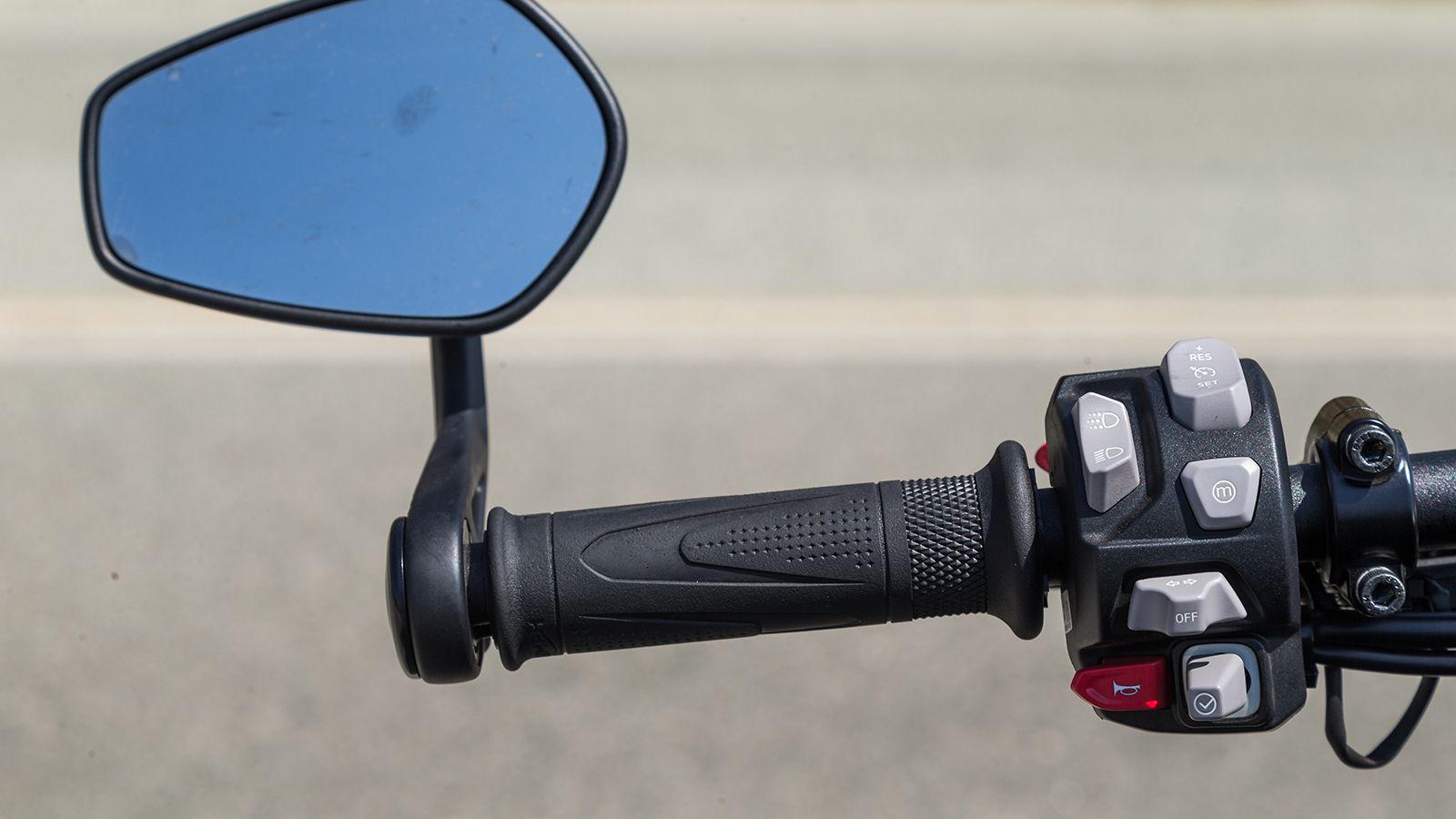 Με τους ποιοτικούς φωτιζόμενους διακόπτες περιηγείσαι στο πλούσιο μενού όπου μπορείς να βρεις ακόμη και χρονόμετρο.