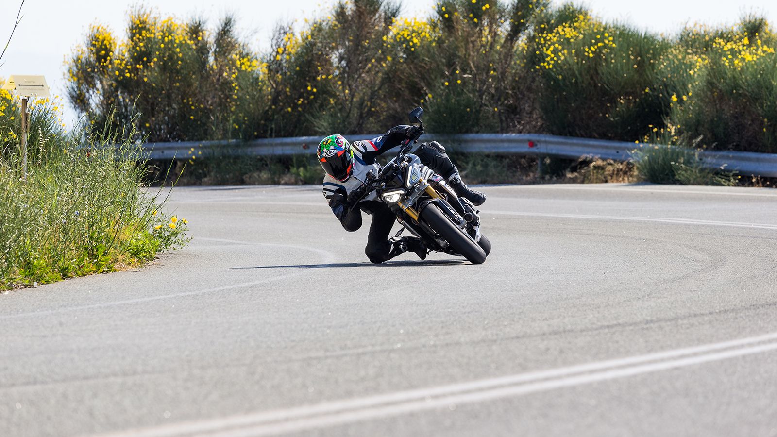 Οδηγώντας τη θα αρχίσεις να ψάχνεις στριφτερές διαδρομές με καλή άσφαλτο για να απολαύσεις εκείνα τα στοιχεία που σου έκαναν δύσκολη τη ζωή στην πόλη.