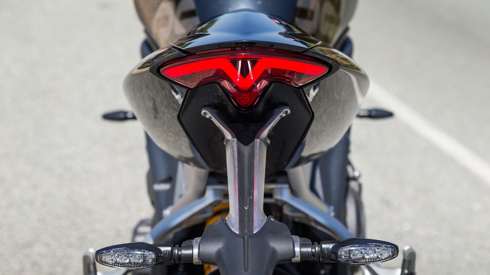 LED μπροστά με φώτα ημέρας DRL, LED και πίσω με την υπογραφή της Triumph.