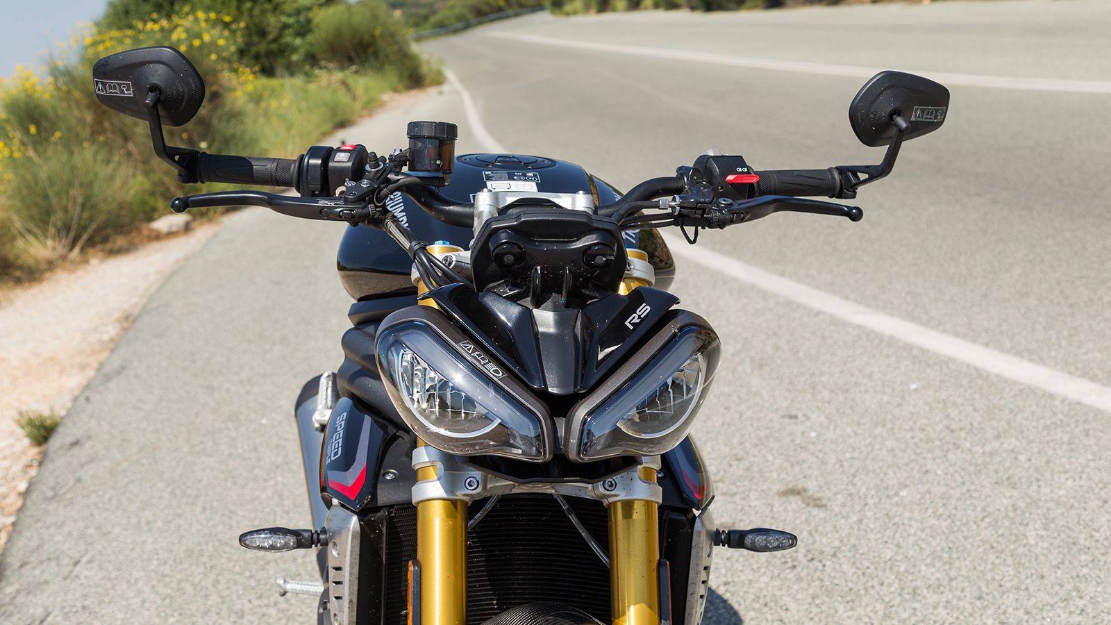 LED μπροστά με φώτα ημέρας DRL, LED και πίσω με την υπογραφή της Triumph.