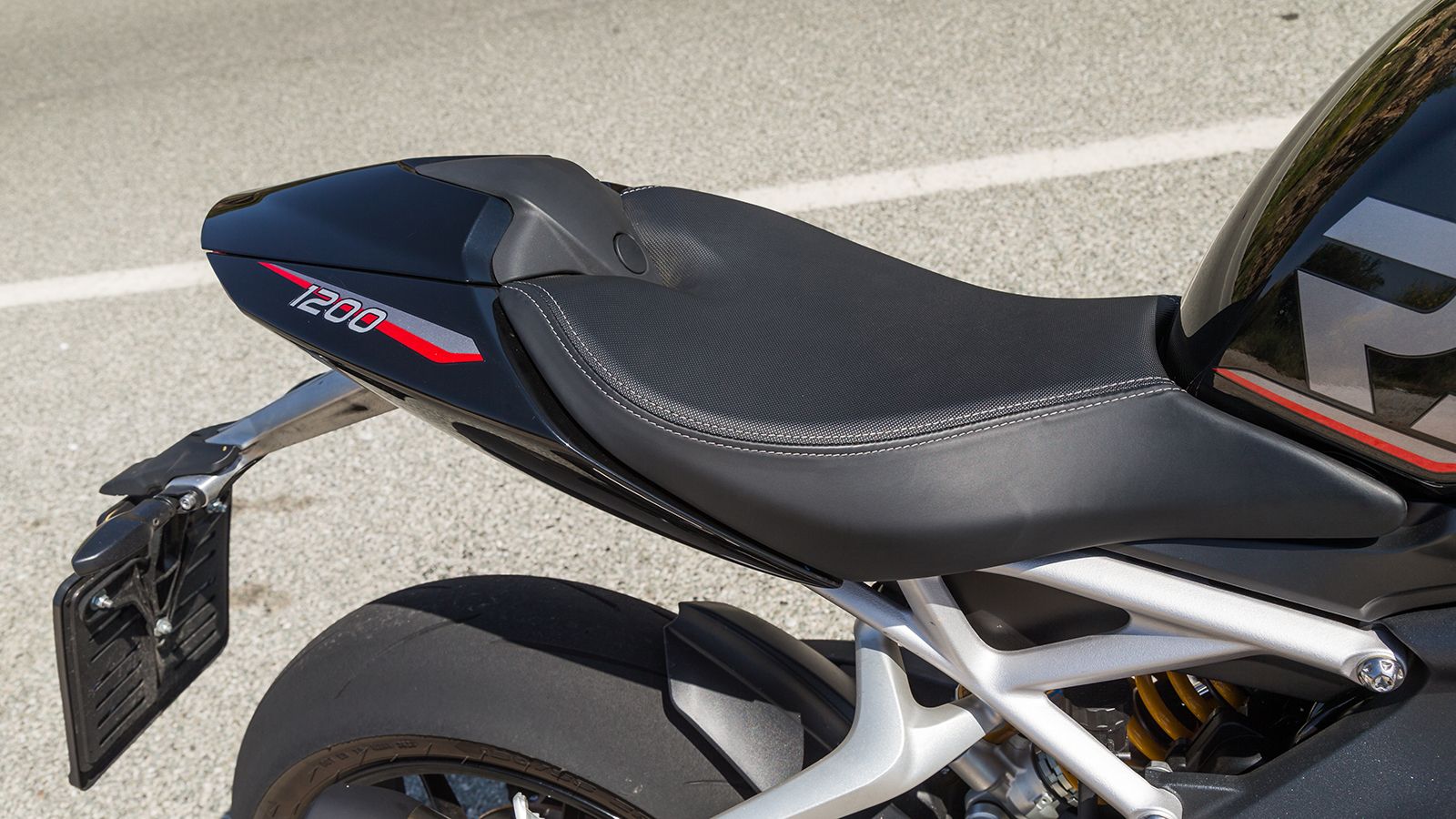 H σέλα του οδηγού έχει το απαραίτητο αφρώδες, ενώ το μονόσελο ταιριάζει απόλυτα στη σχεδίαση της μοτοσυκλέτας, μαρτυρώντας ότι ο συνοδηγός έρχεται σε 