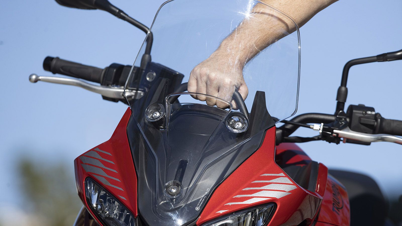 Μέσω αυτής της λαβής, ρυθμίζεται με το ένα χέρι, η ζελατίνα σε ύψος. 