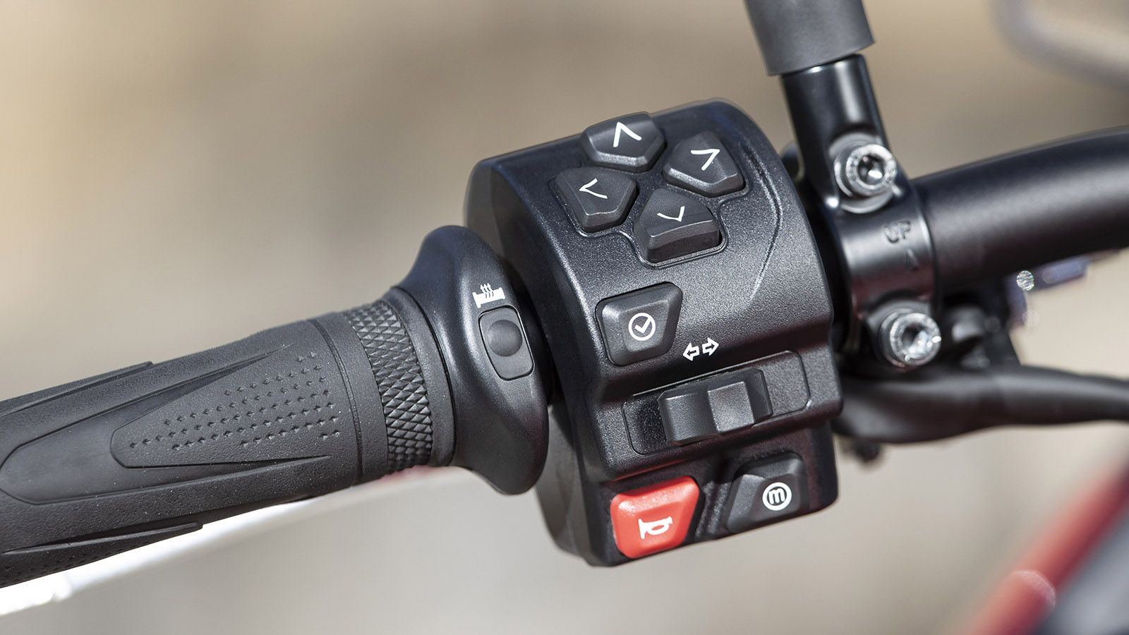 Τα πλήκτρα και οι διακόπτες: Η αίσθηση τους είναι πολύ υψηλού επιπέδου, όπως και η ποιότητα τους. Κέντρο επιχειρήσεων, τα πλήκτρα βελών στο αριστερό γ